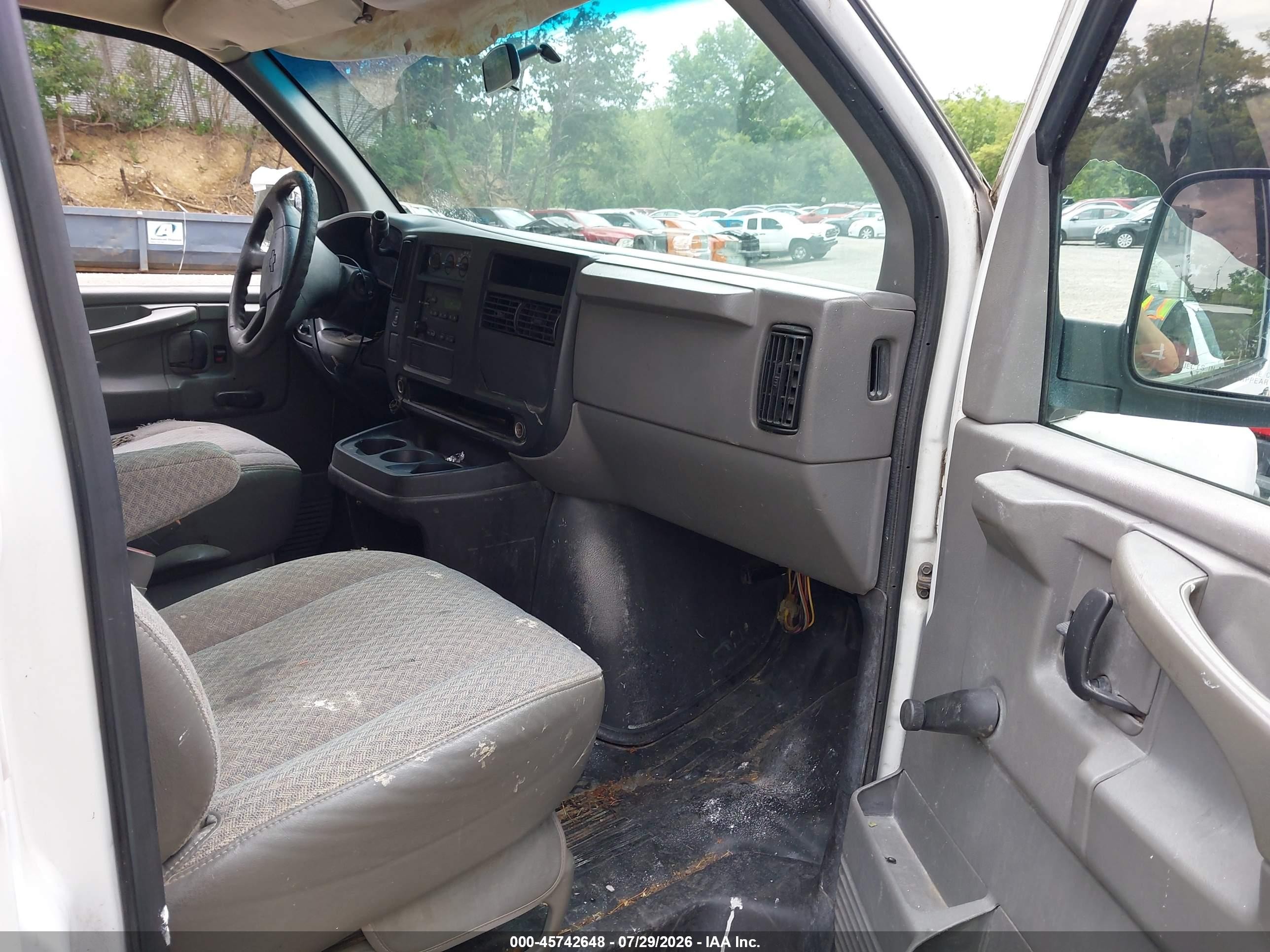 2003 Chevrolet Express Cargo Van   White vin: 1GCHG39U031125889