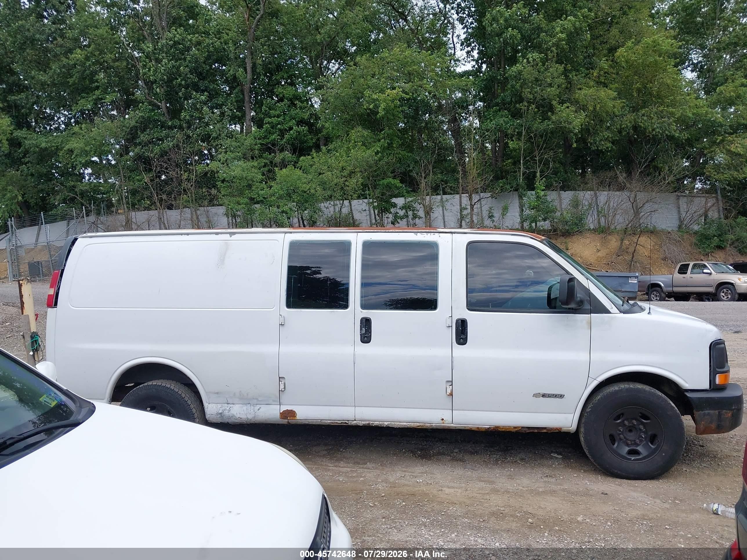 2003 Chevrolet Express Cargo Van   White vin: 1GCHG39U031125889