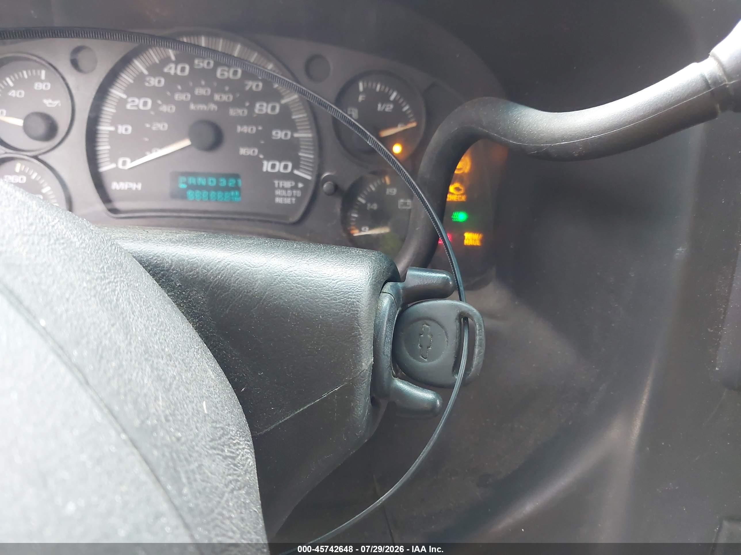 2003 Chevrolet Express Cargo Van   White vin: 1GCHG39U031125889
