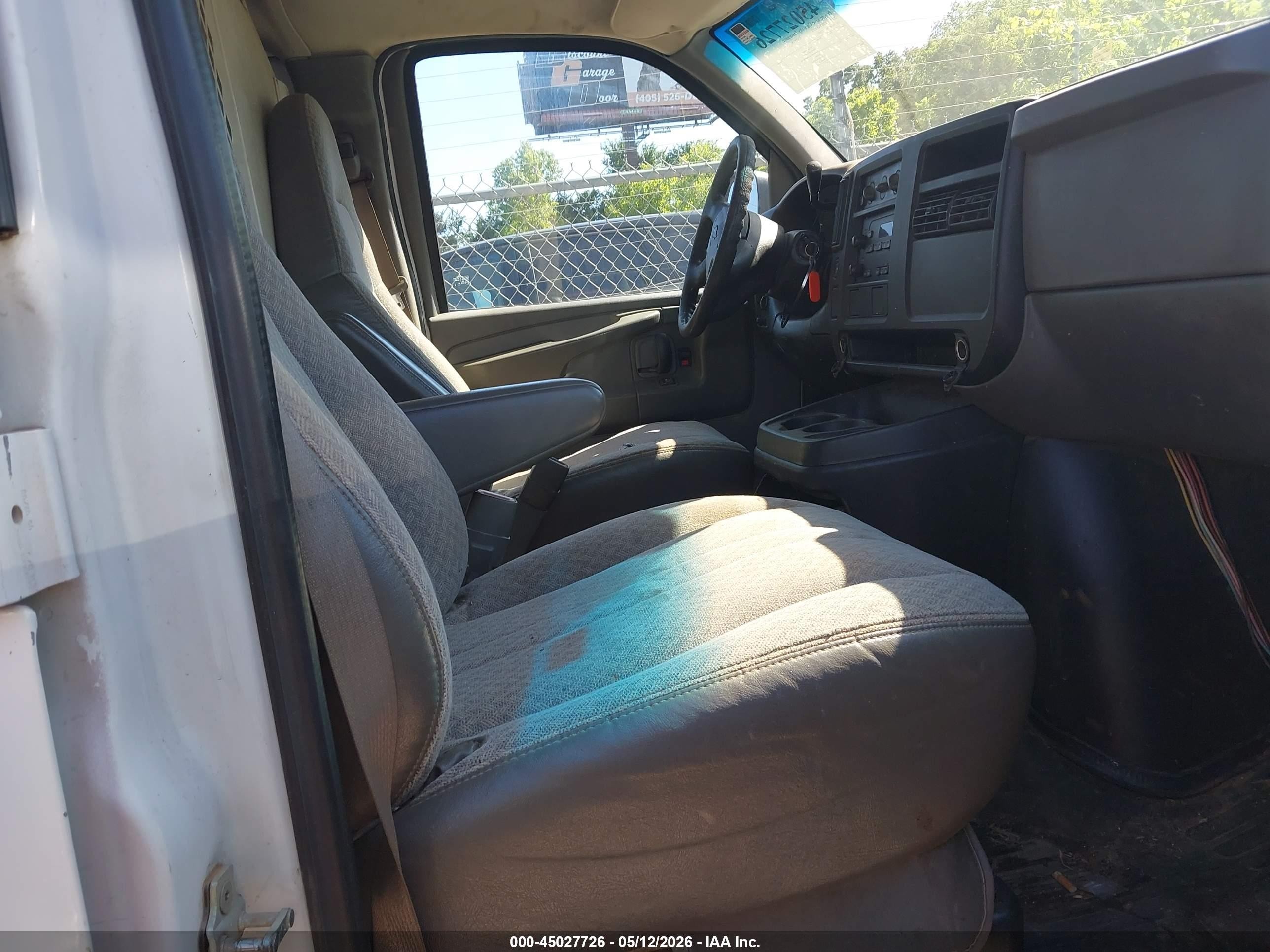 2005 Chevrolet Express   White vin: 1GCHG39U351222927