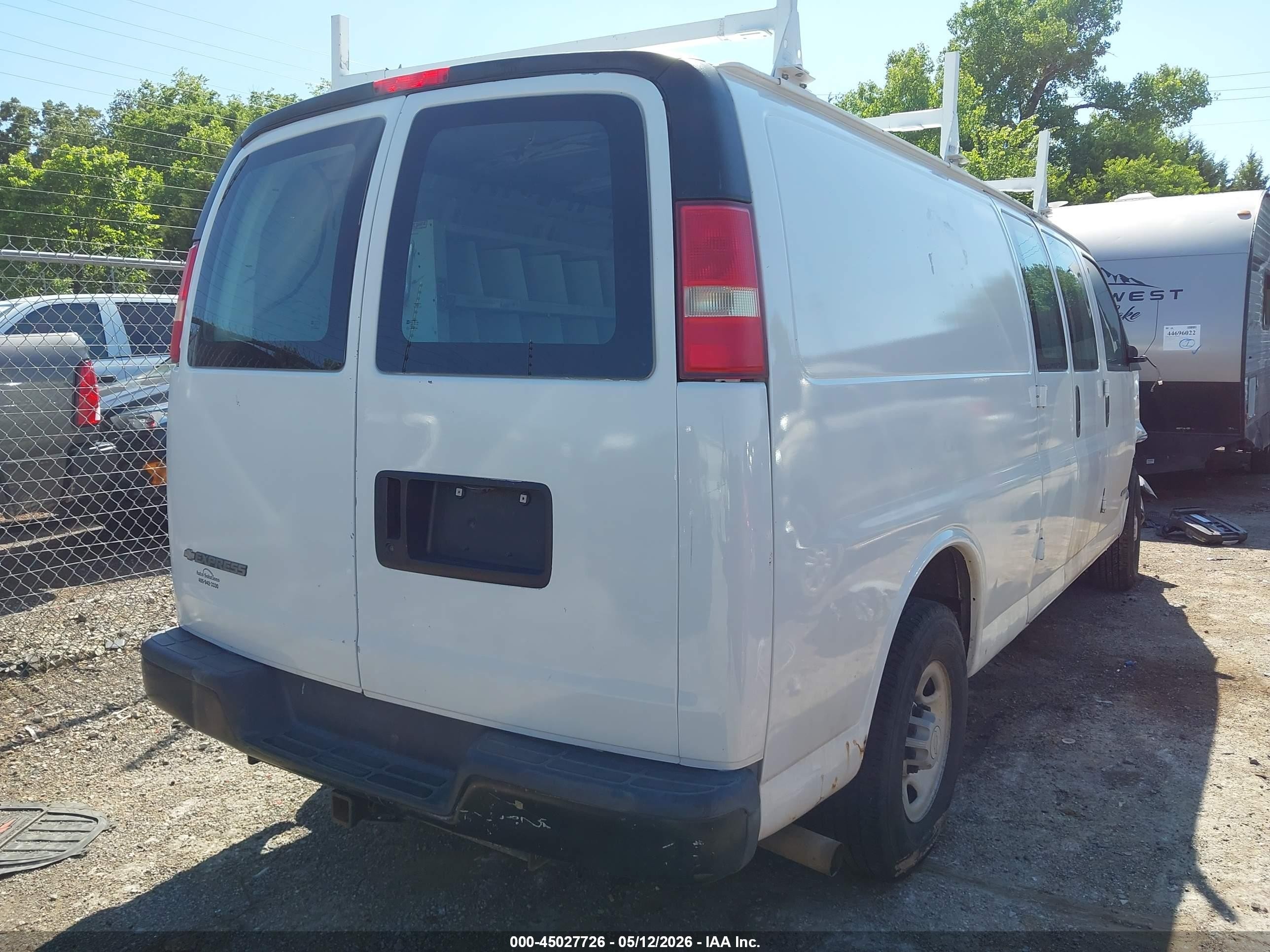 2005 Chevrolet Express   White vin: 1GCHG39U351222927