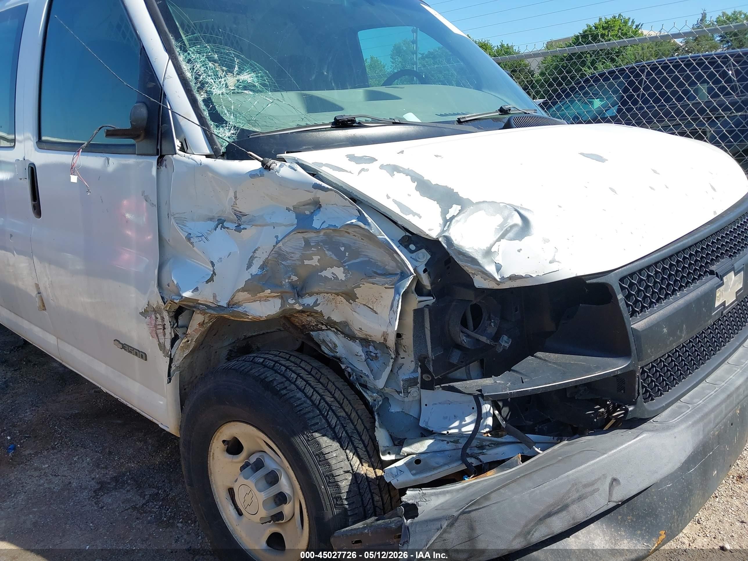 2005 Chevrolet Express   White vin: 1GCHG39U351222927