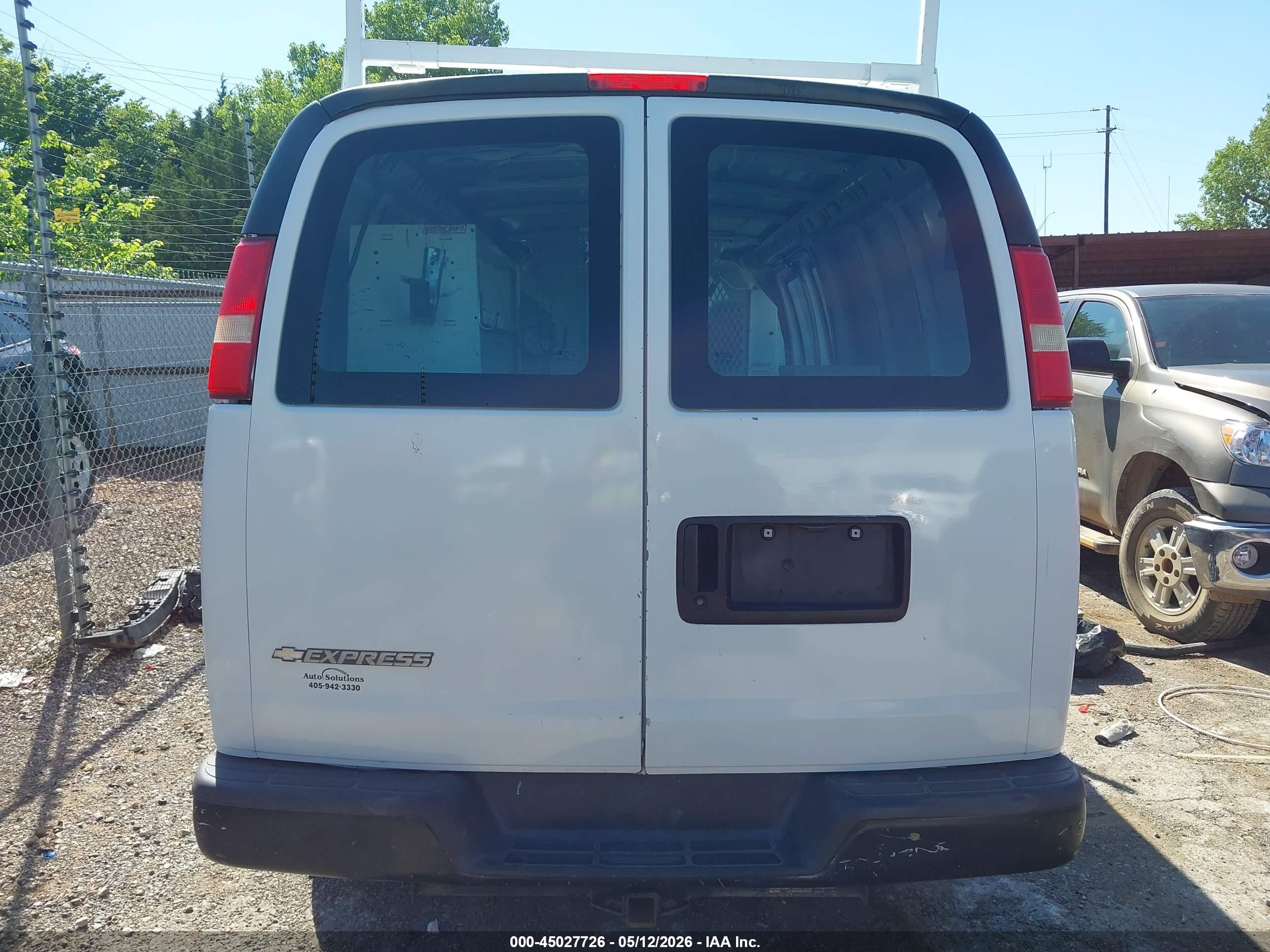 2005 Chevrolet Express   White vin: 1GCHG39U351222927
