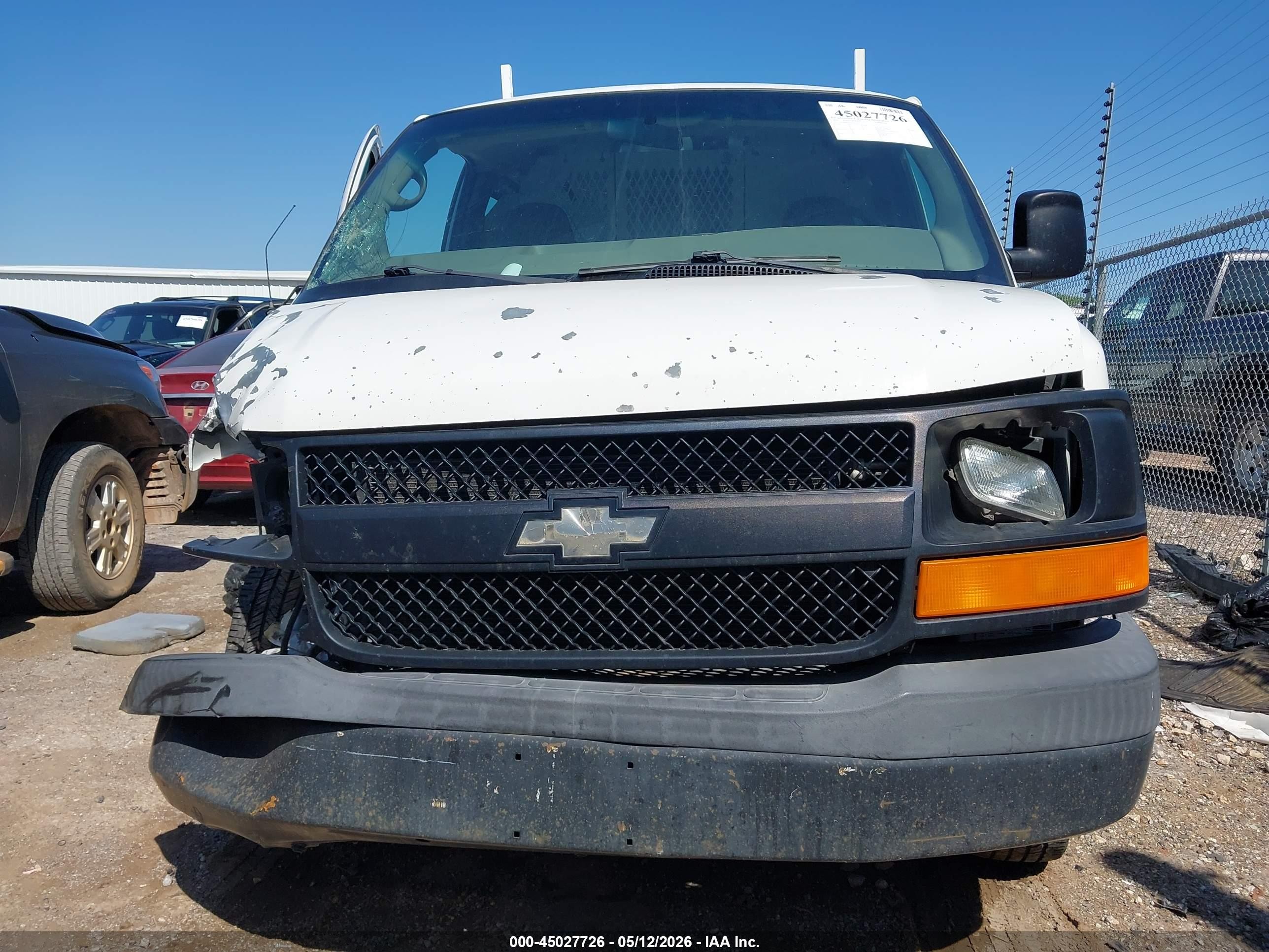 2005 Chevrolet Express   White vin: 1GCHG39U351222927