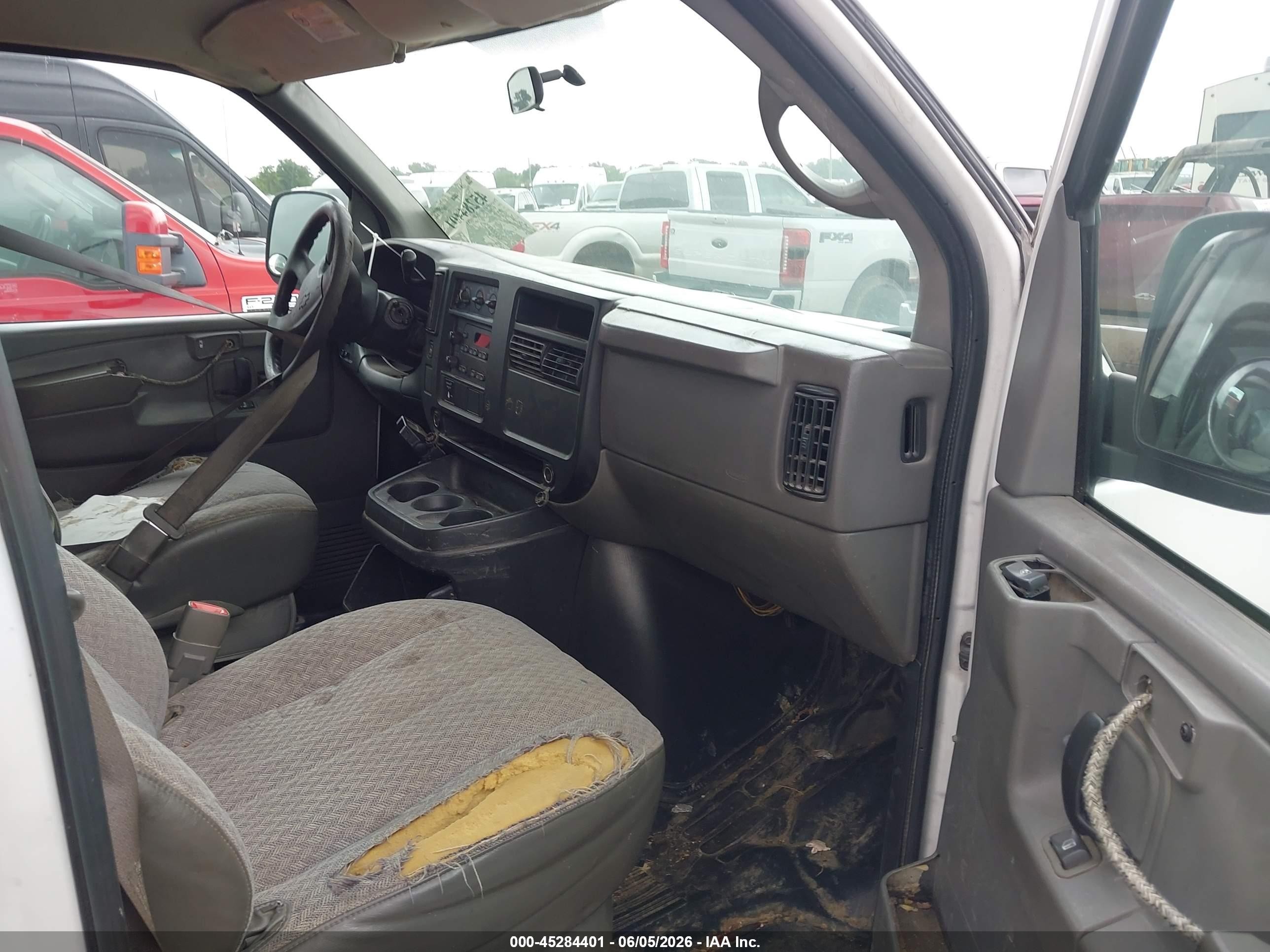 2005 Chevrolet Express   White vin: 1GCHG39U451242720