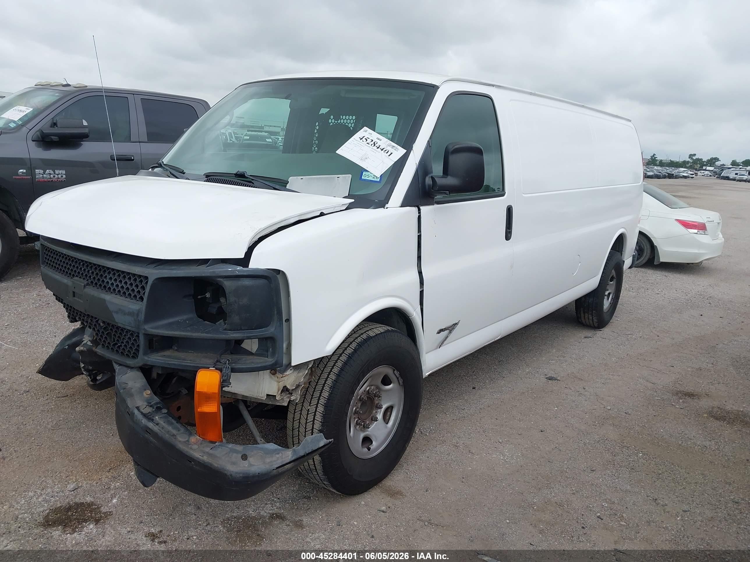 2005 Chevrolet Express   White vin: 1GCHG39U451242720