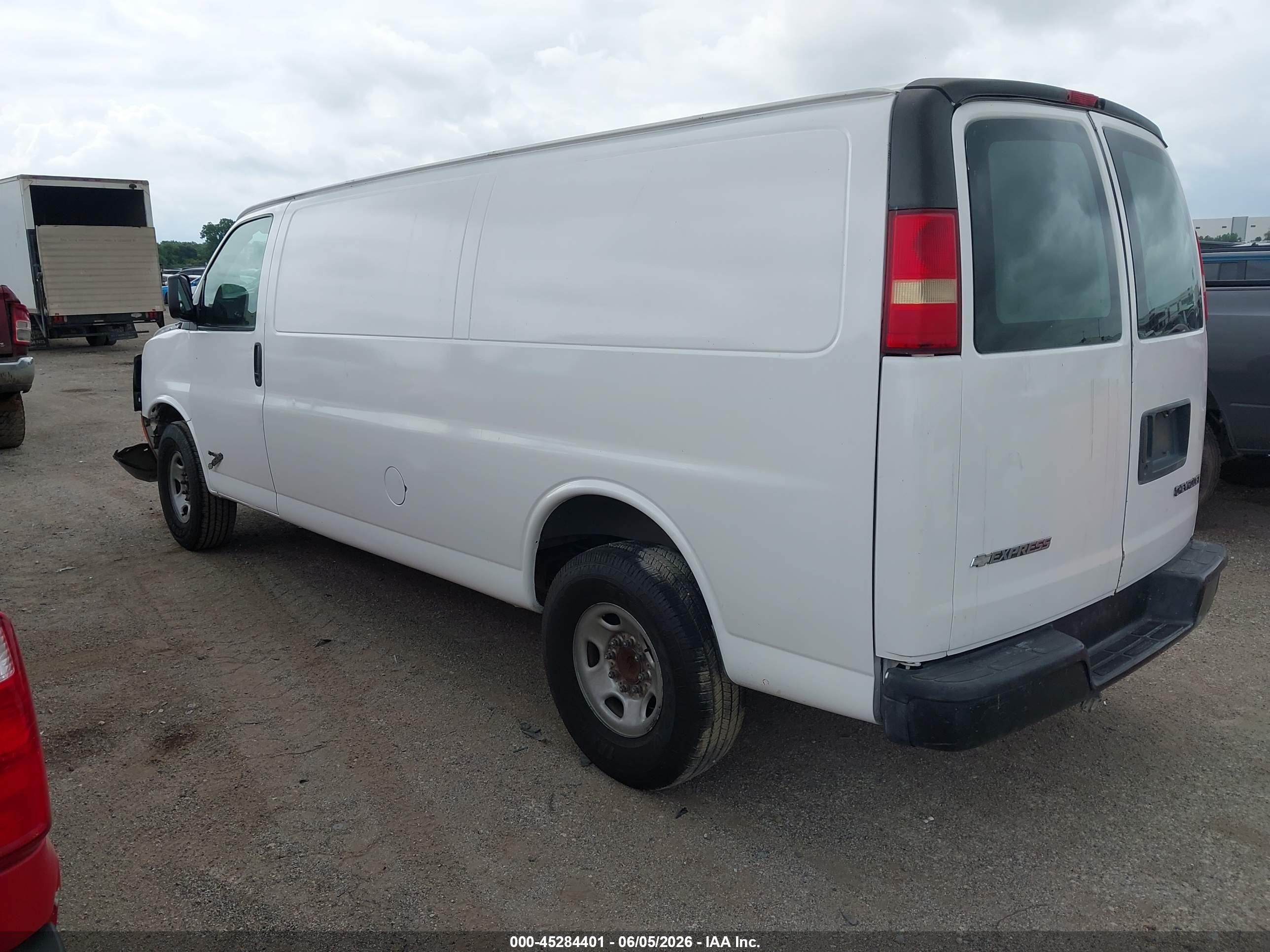 2005 Chevrolet Express   White vin: 1GCHG39U451242720
