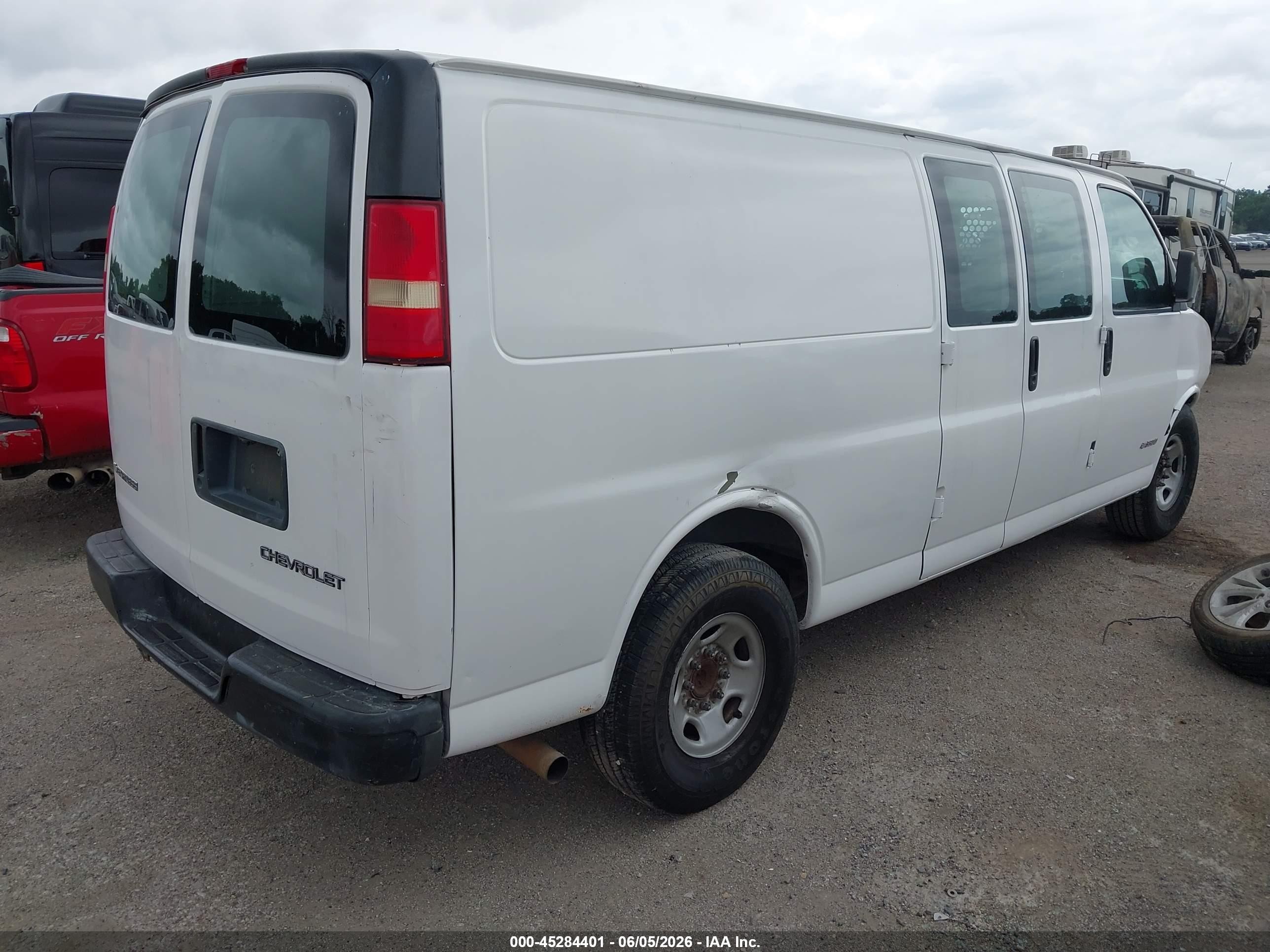 2005 Chevrolet Express   White vin: 1GCHG39U451242720