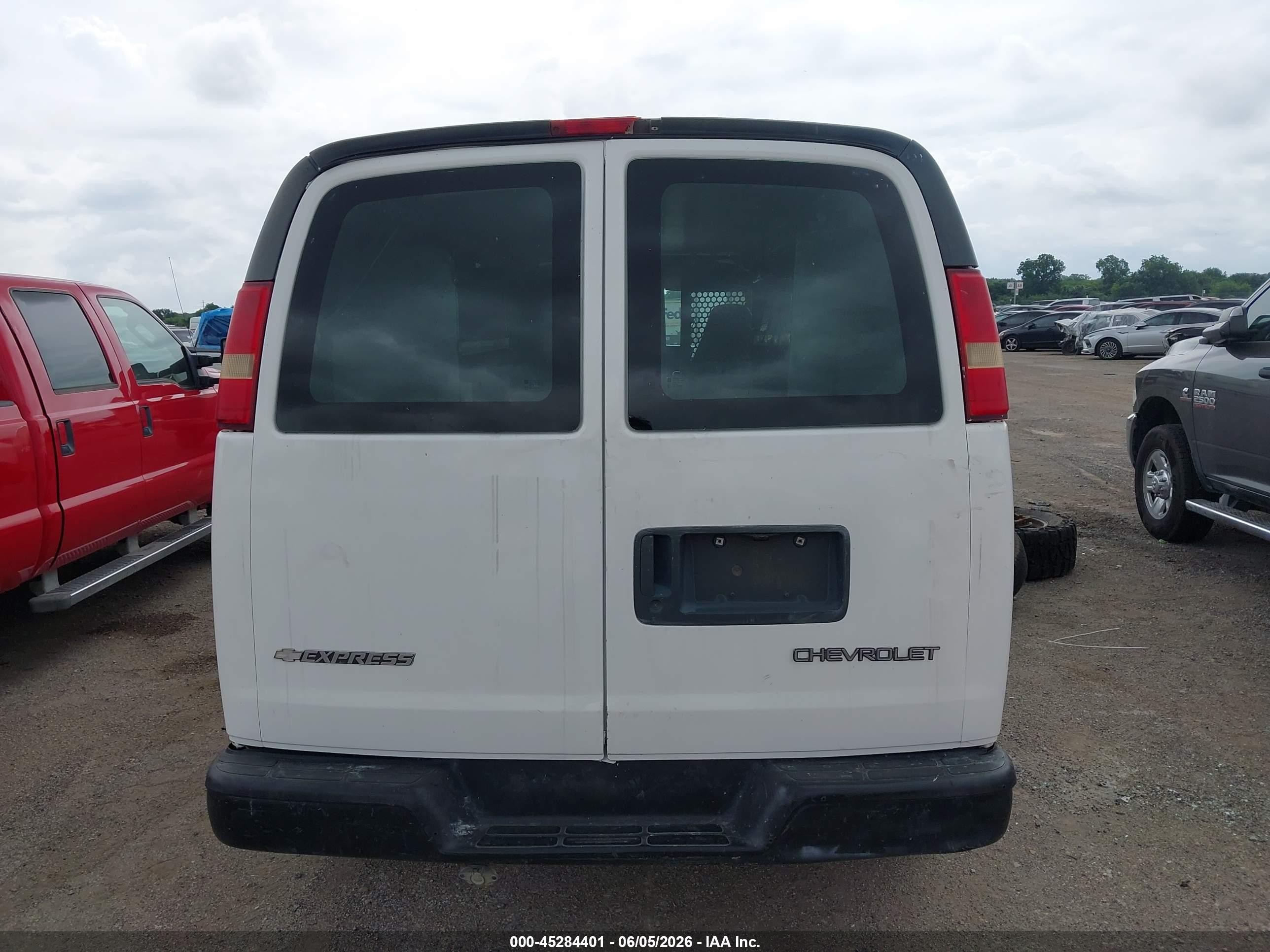 2005 Chevrolet Express   White vin: 1GCHG39U451242720