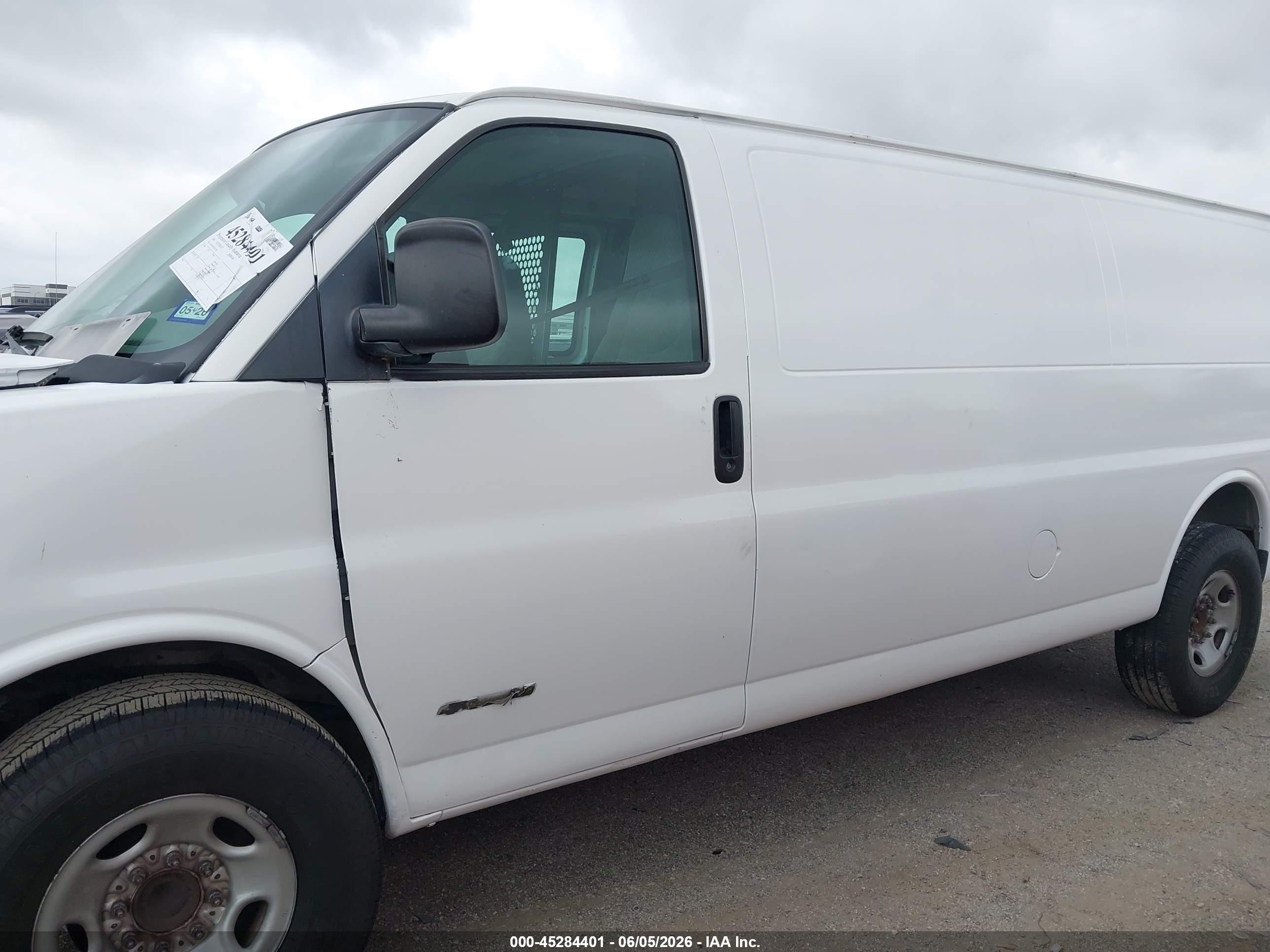 2005 Chevrolet Express   White vin: 1GCHG39U451242720