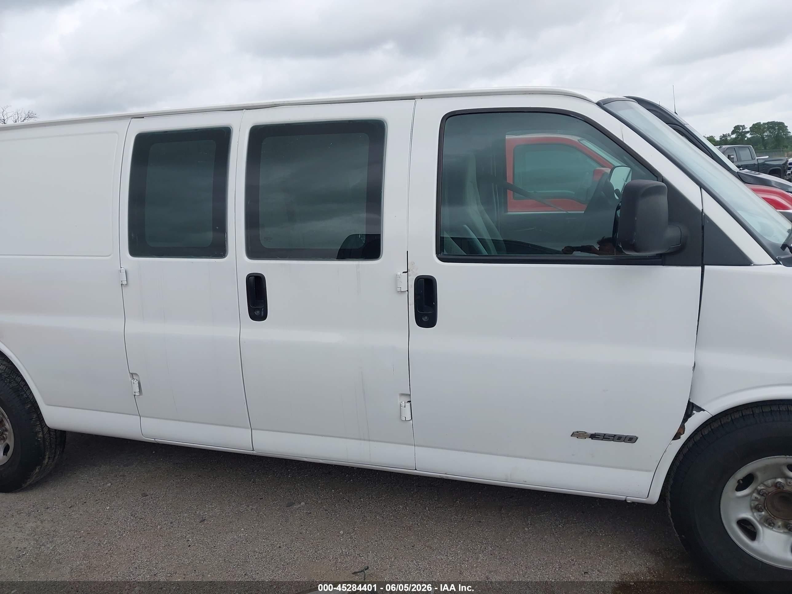 2005 Chevrolet Express   White vin: 1GCHG39U451242720