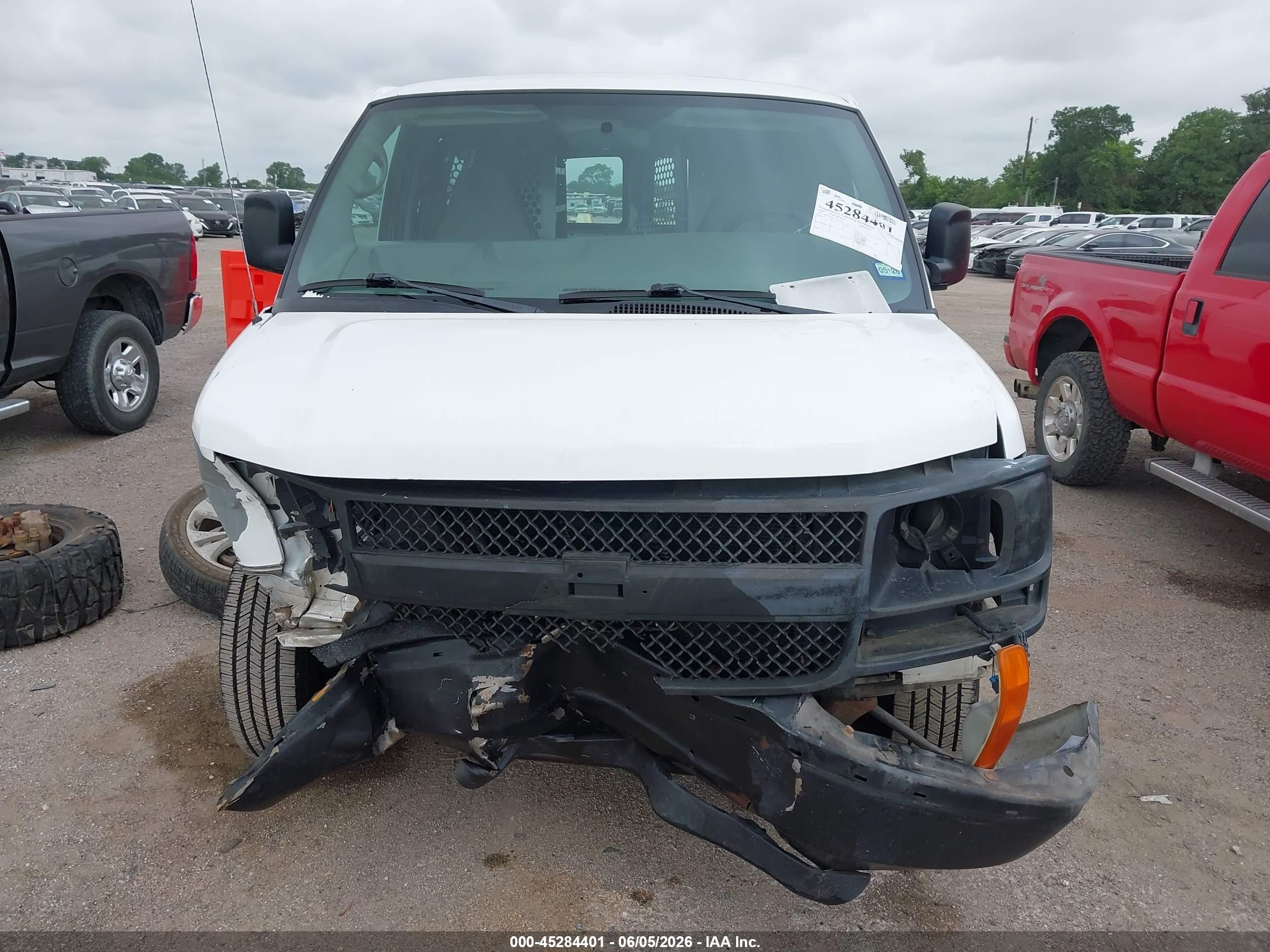 2005 Chevrolet Express   White vin: 1GCHG39U451242720