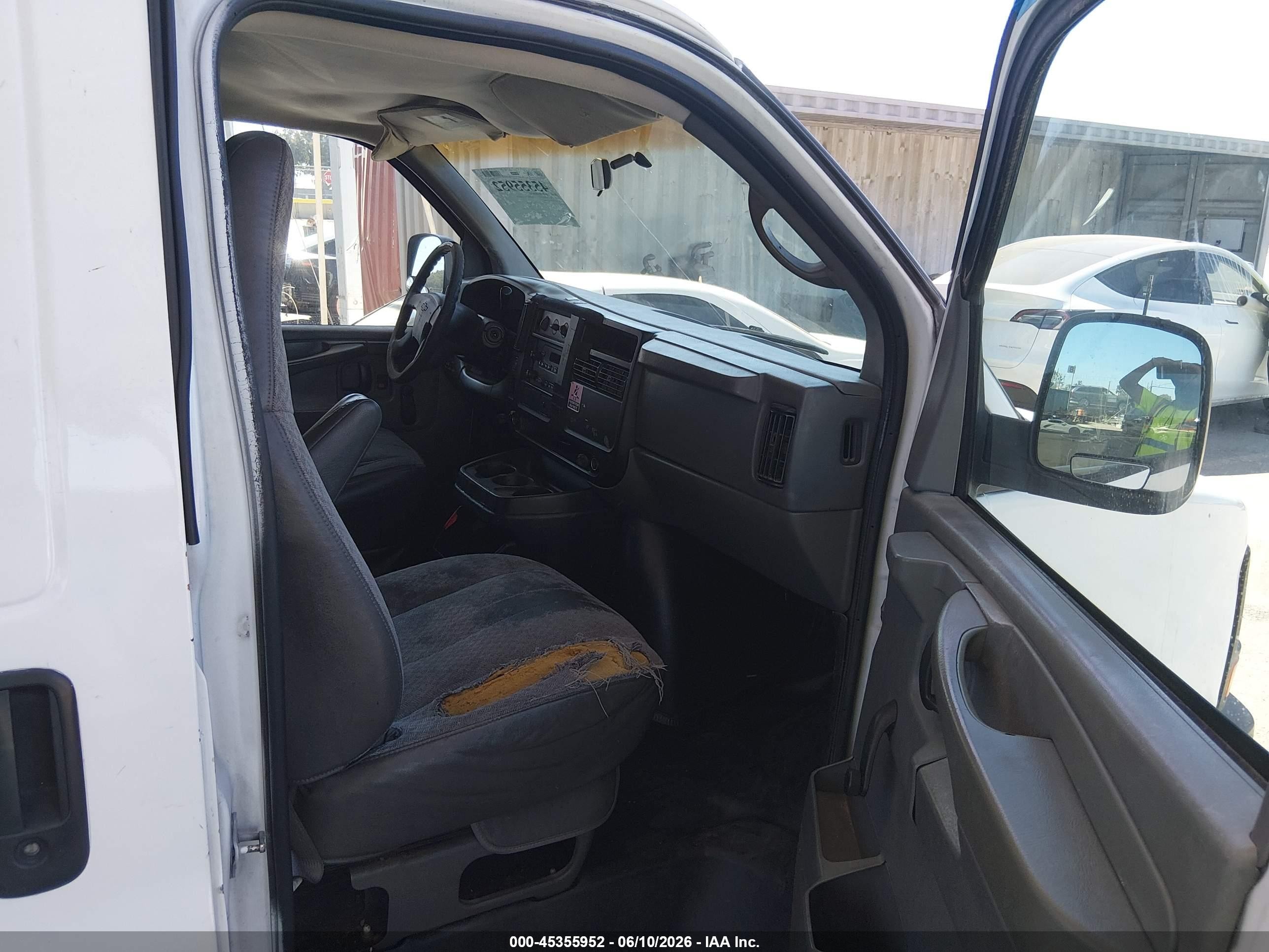 2004 Chevrolet Express Cargo Van   White vin: 1GCHG39U741189445