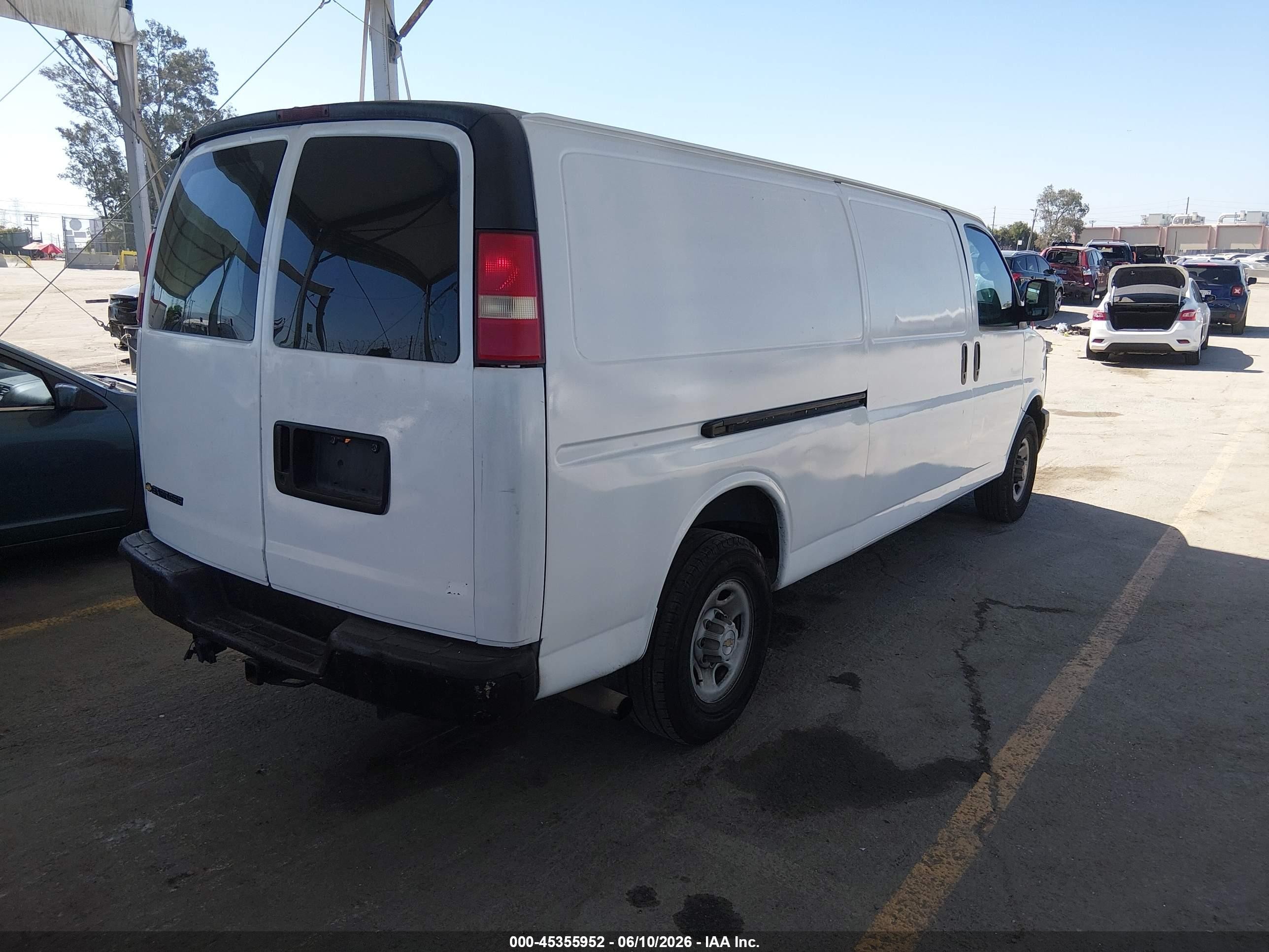 2004 Chevrolet Express Cargo Van   White vin: 1GCHG39U741189445