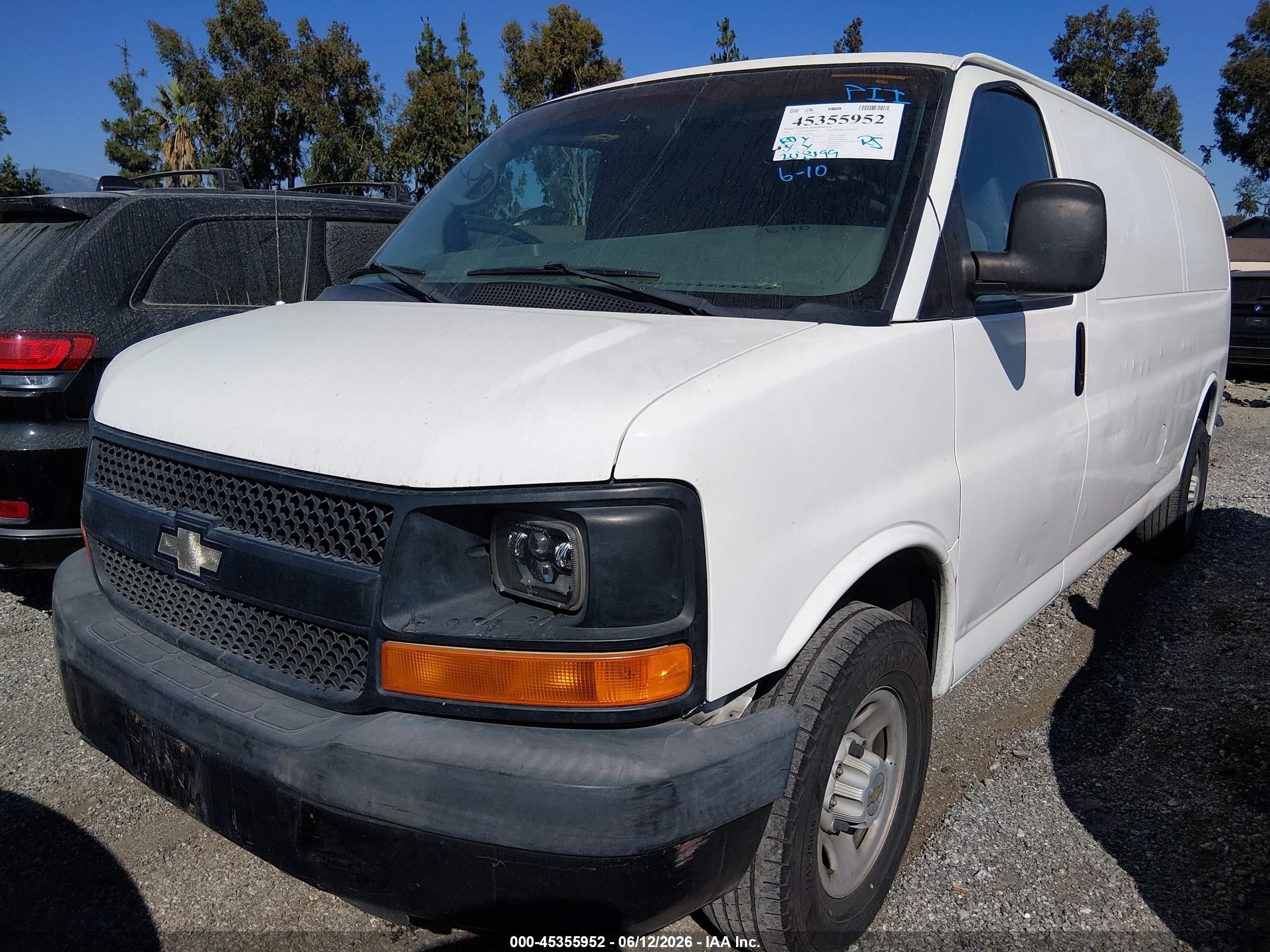 2004 Chevrolet Express Cargo Van   White vin: 1GCHG39U741189445