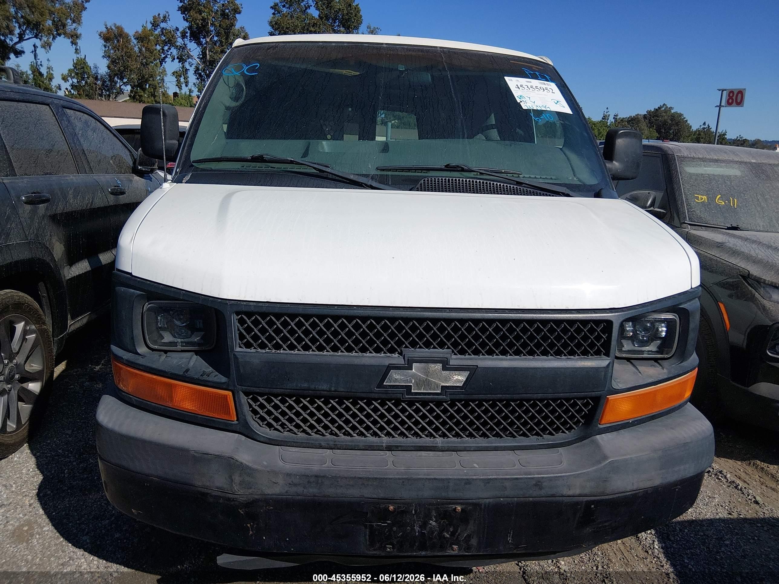 2004 Chevrolet Express Cargo Van   White vin: 1GCHG39U741189445