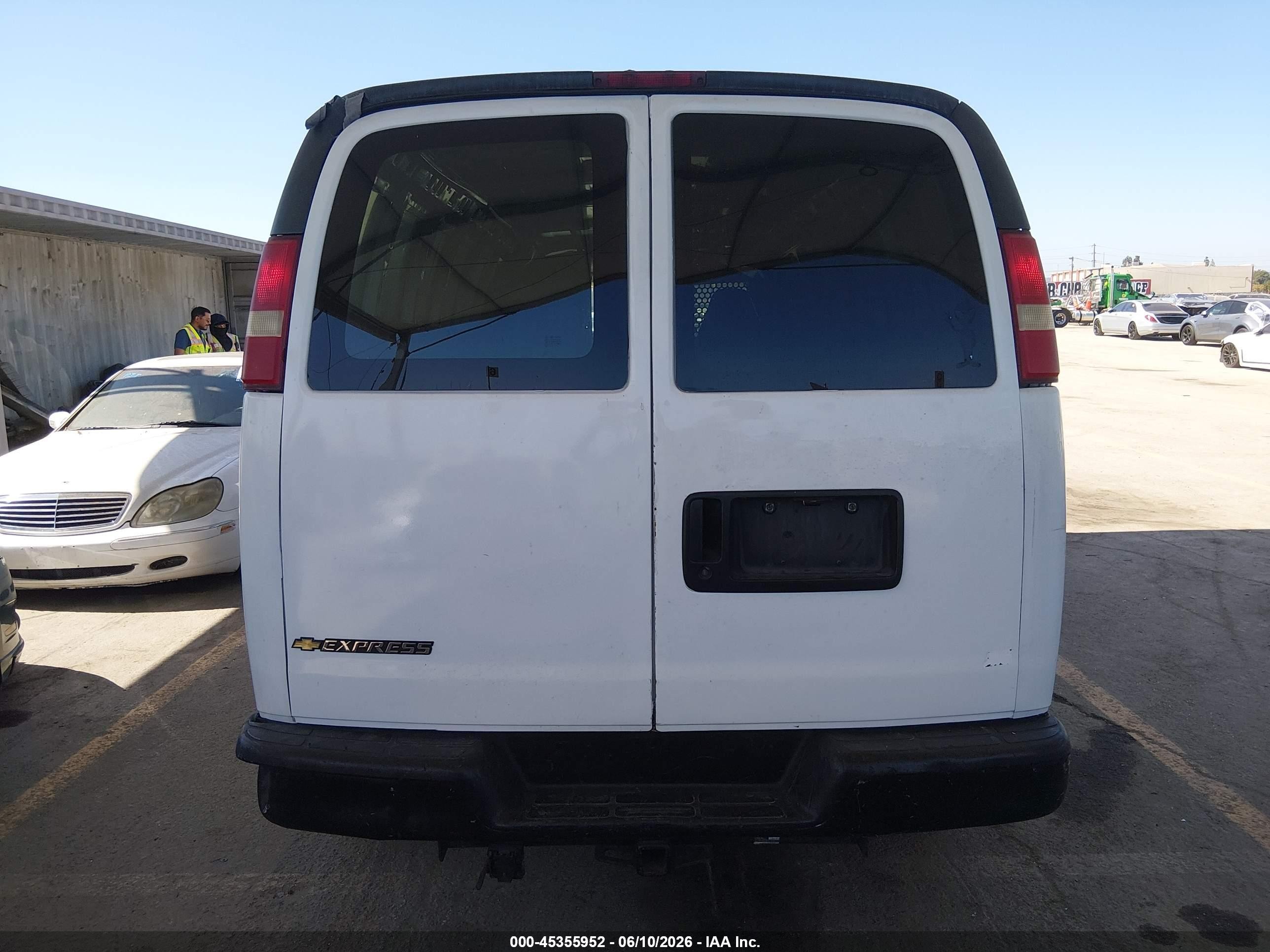2004 Chevrolet Express Cargo Van   White vin: 1GCHG39U741189445