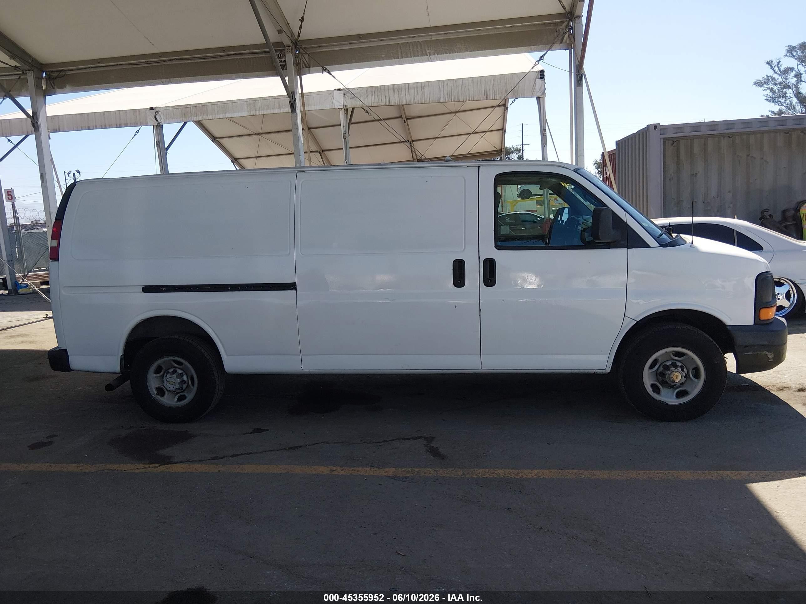 2004 Chevrolet Express Cargo Van   White vin: 1GCHG39U741189445