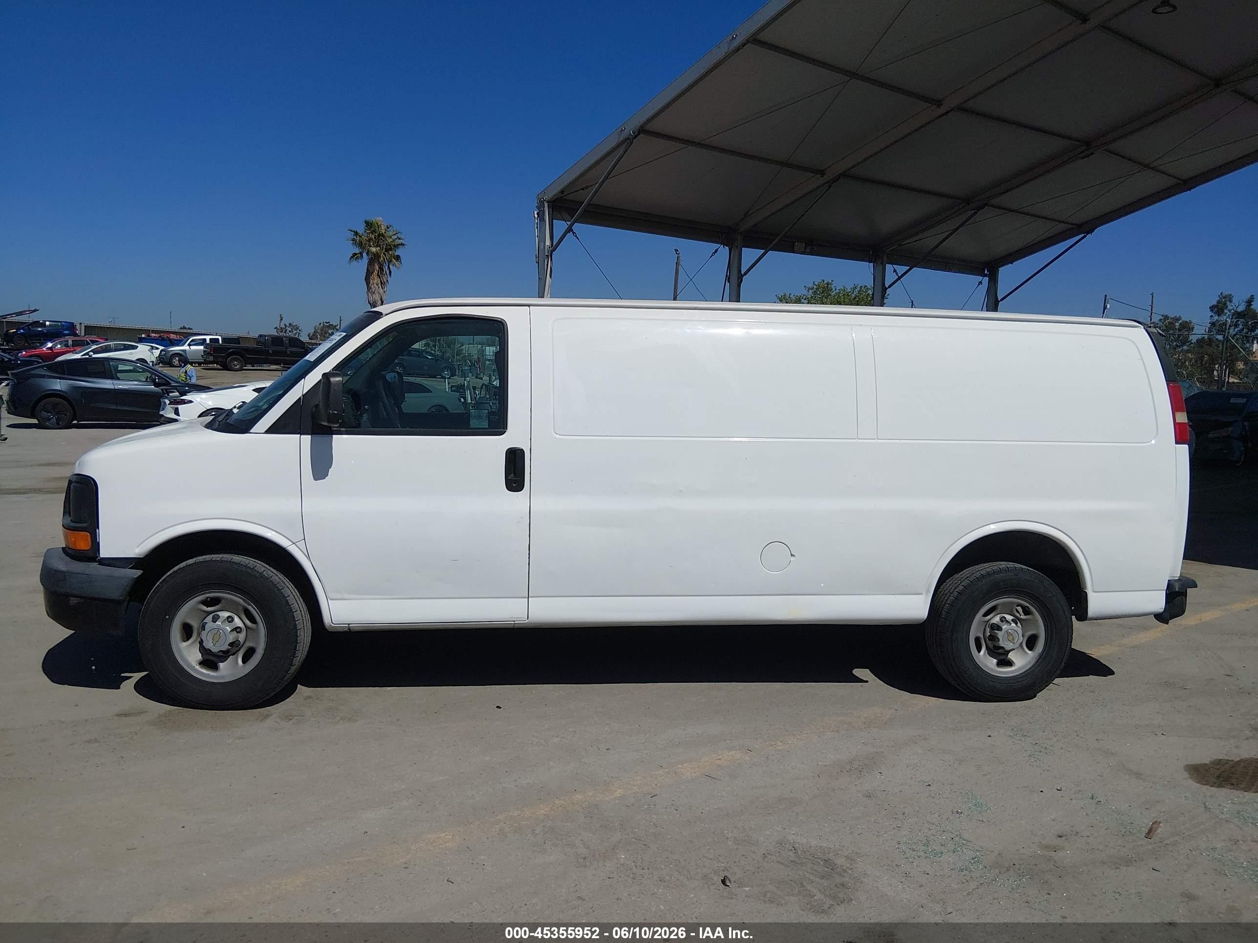 2004 Chevrolet Express Cargo Van   White vin: 1GCHG39U741189445