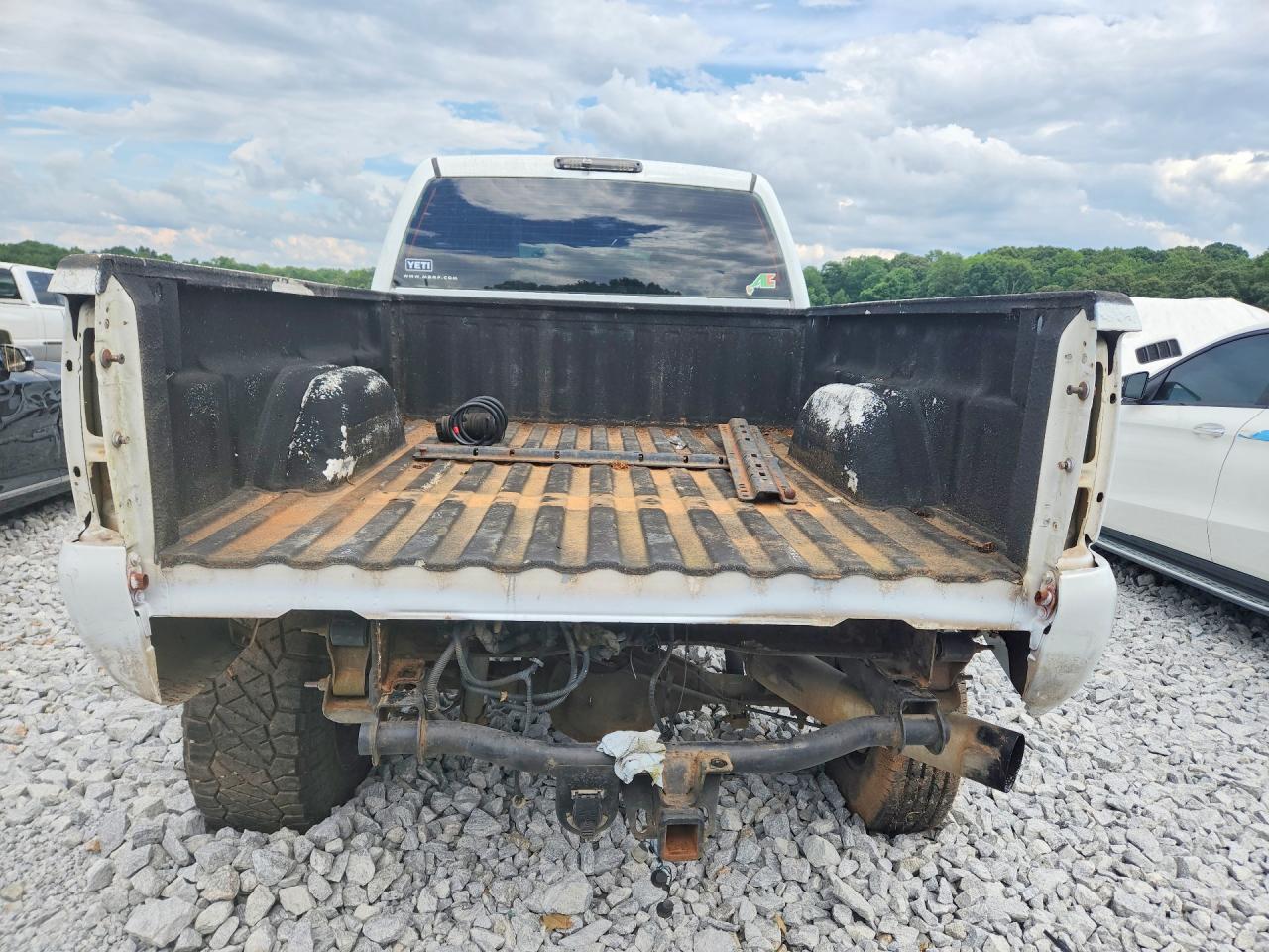 2004 Chevrolet Silverado K2500 Heavy Duty White vin: 1GCHK23114F132698