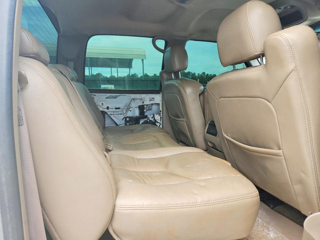2004 Chevrolet Silverado K2500 Heavy Duty White vin: 1GCHK23114F132698