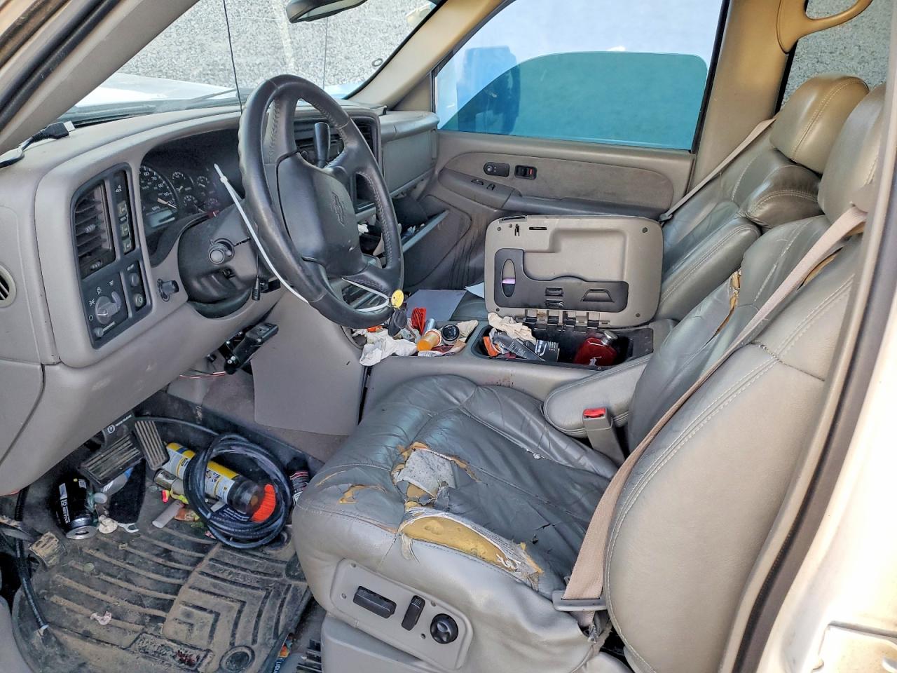 2002 Chevrolet Silverado K2500 Heavy Duty White vin: 1GCHK23172F190814