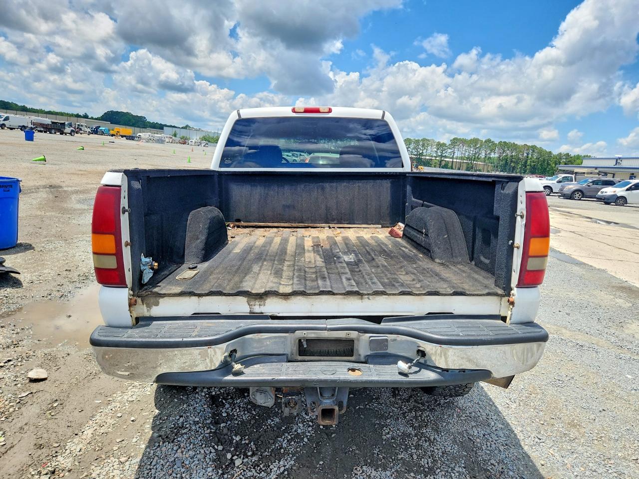 2002 Chevrolet Silverado K2500 Heavy Duty White vin: 1GCHK23192F104466