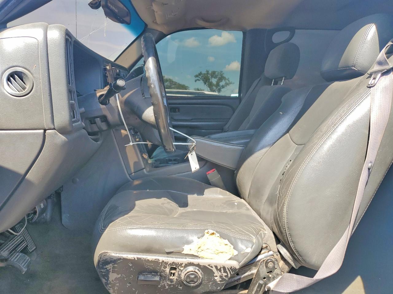 2003 Chevrolet Silverado K2500 Heavy Duty White vin: 1GCHK23193F210997
