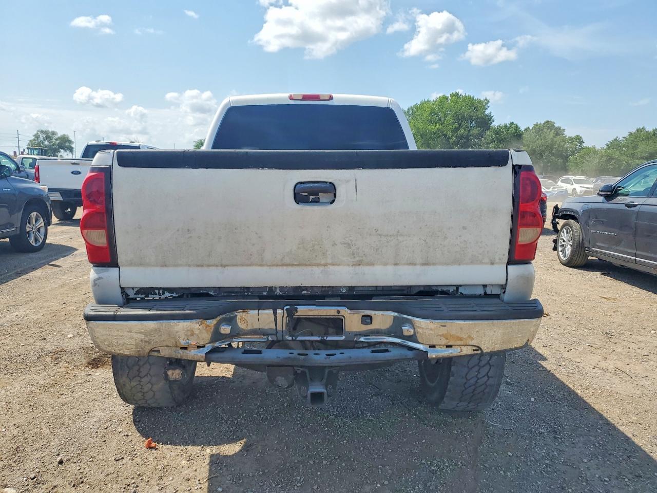 2003 Chevrolet Silverado K2500 Heavy Duty White vin: 1GCHK23193F210997
