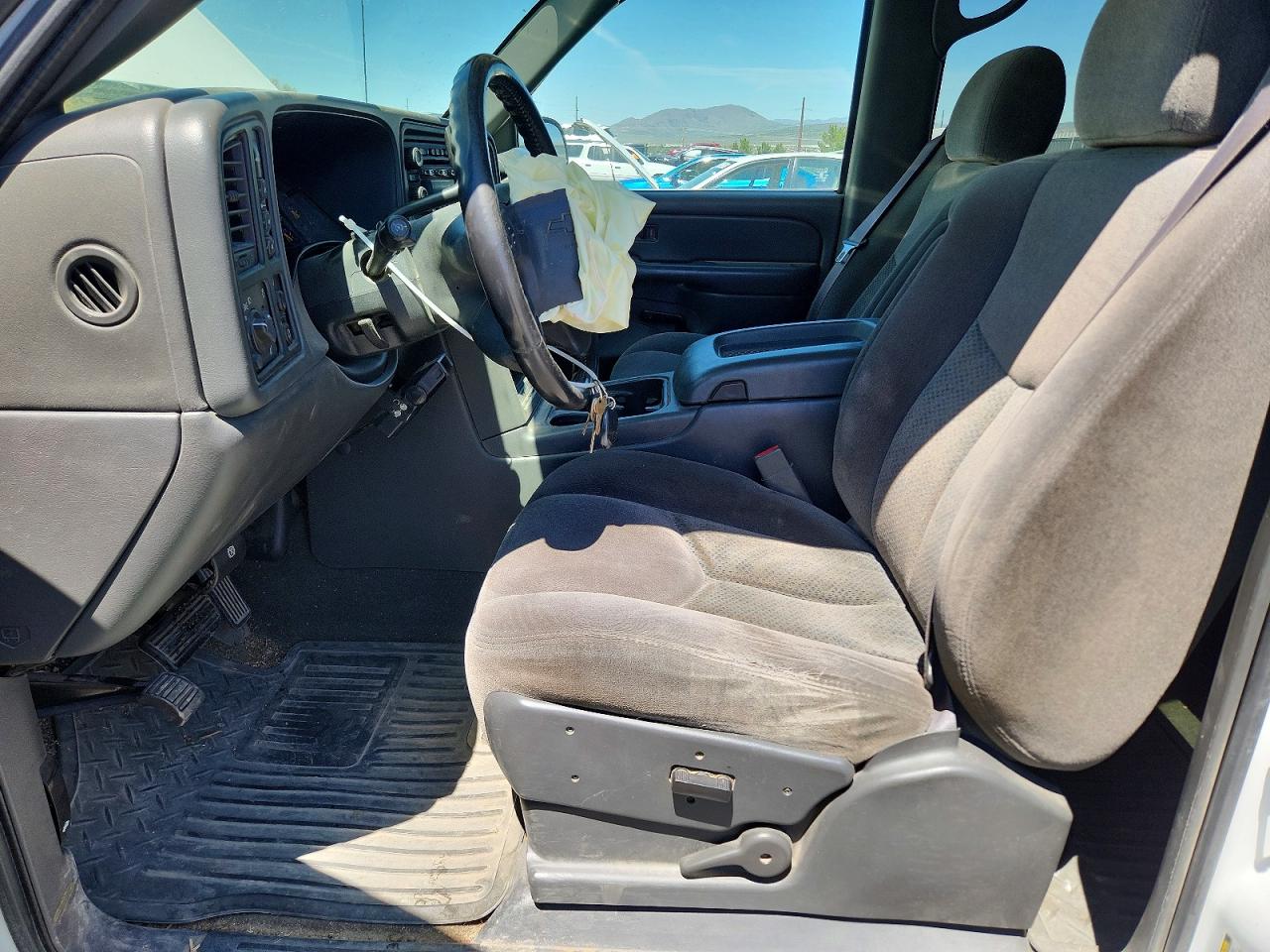 2005 Chevrolet Silverado K2500 Heavy Duty White vin: 1GCHK232X5F900415