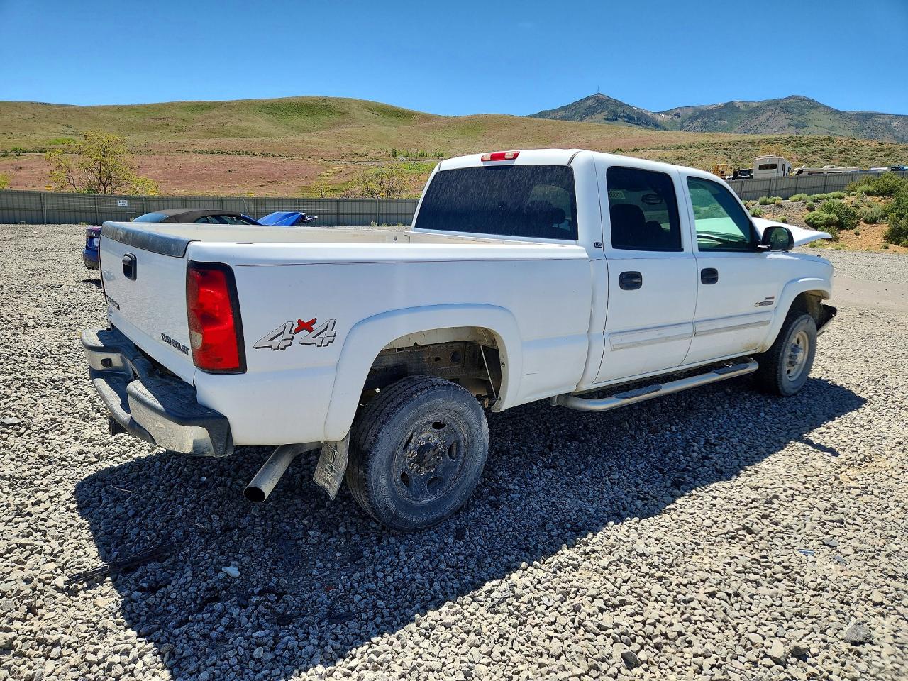 2005 Chevrolet Silverado K2500 Heavy Duty White vin: 1GCHK232X5F900415