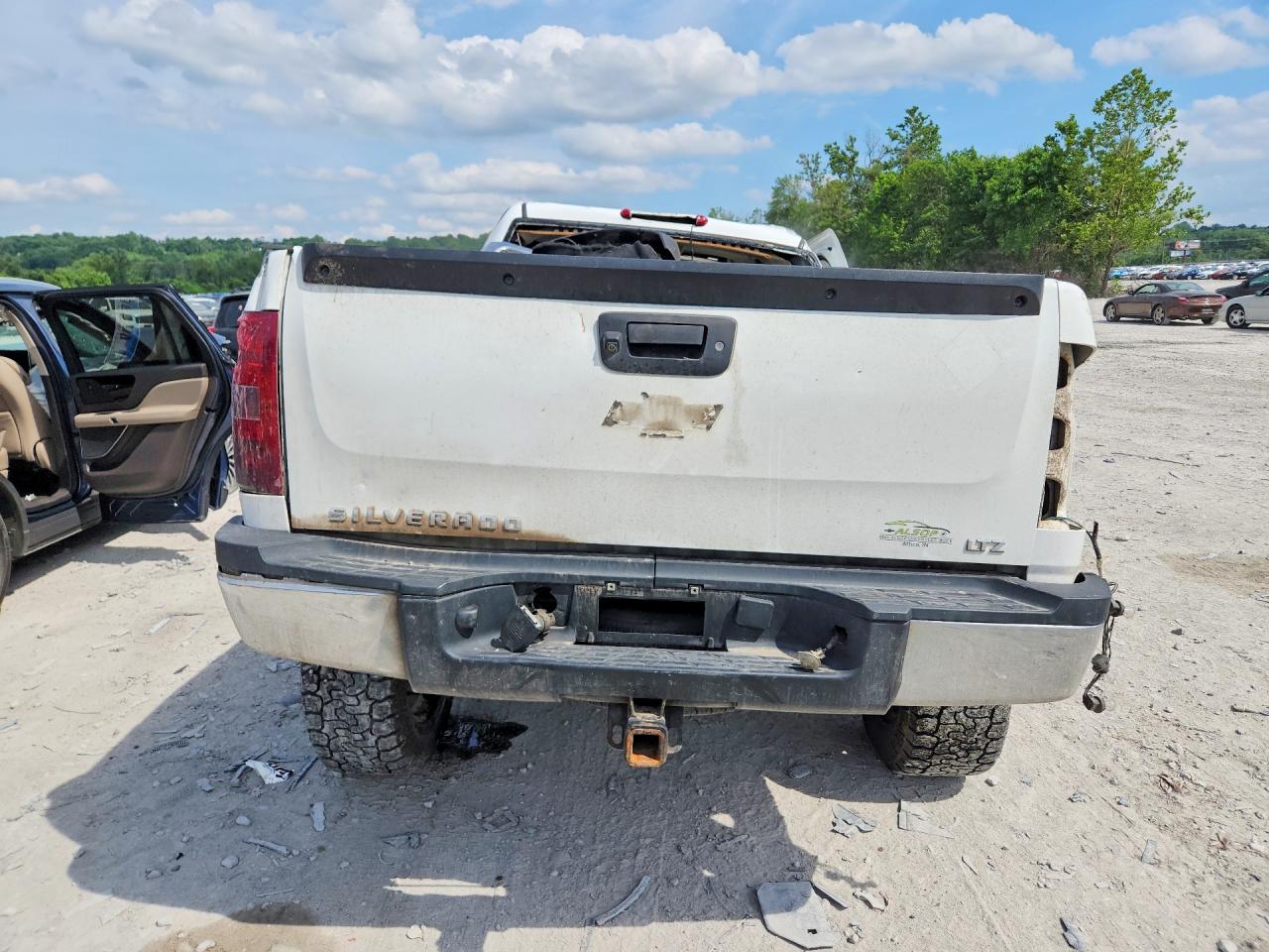 2008 Chevrolet Silverado K2500 Heavy Duty White vin: 1GCHK23618F106894