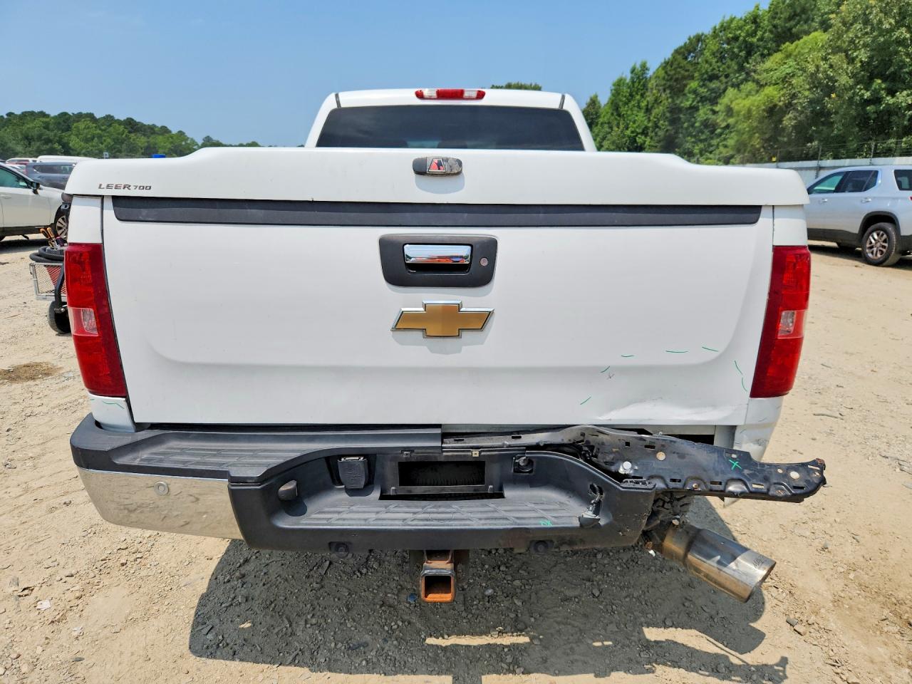 2007 Chevrolet Silverado K2500 Heavy Duty White vin: 1GCHK23637F514991