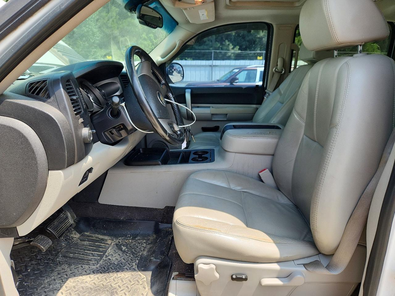 2007 Chevrolet Silverado K2500 Heavy Duty White vin: 1GCHK23637F514991