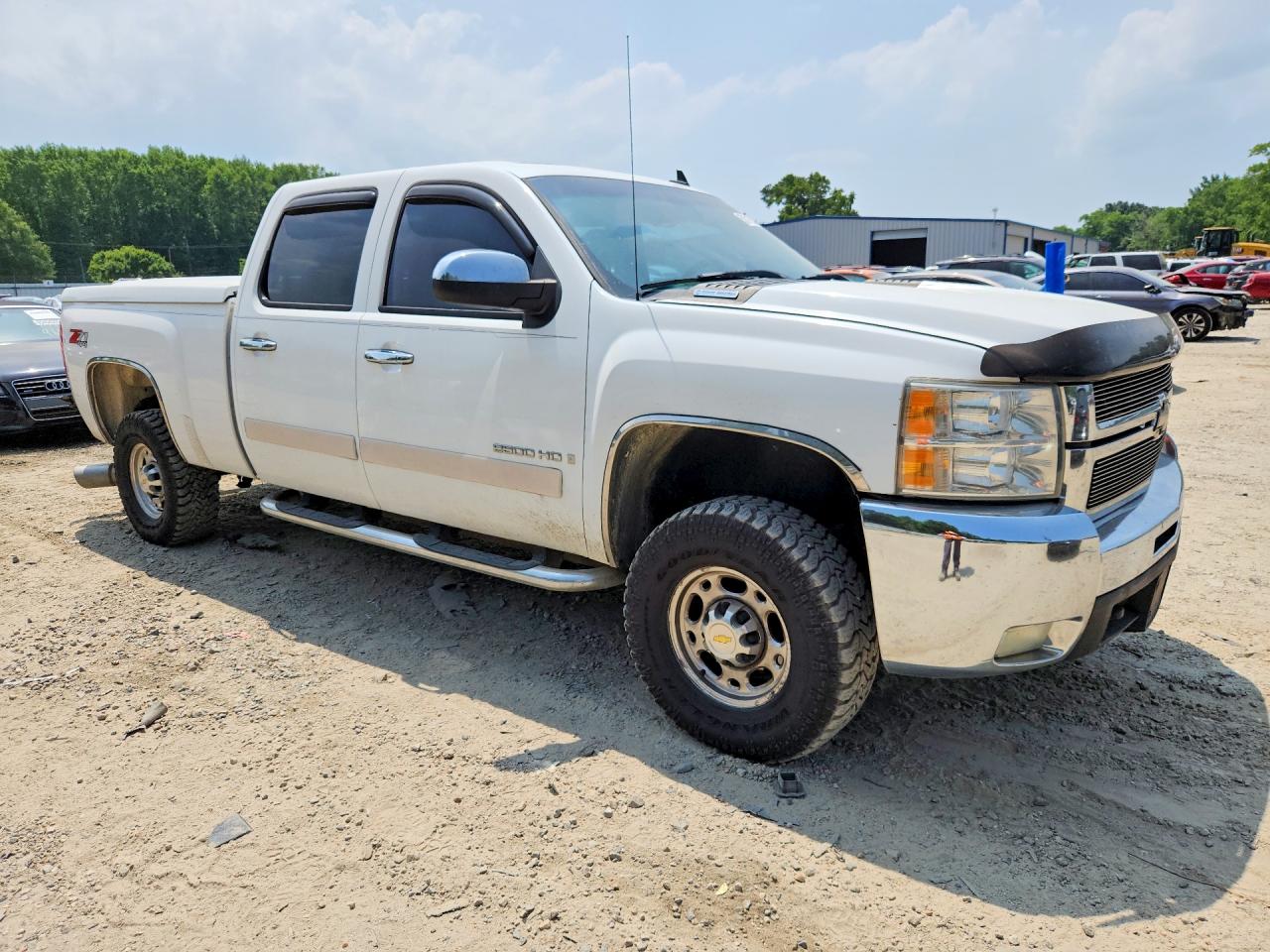 2007 Chevrolet Silverado K2500 Heavy Duty White vin: 1GCHK23637F514991