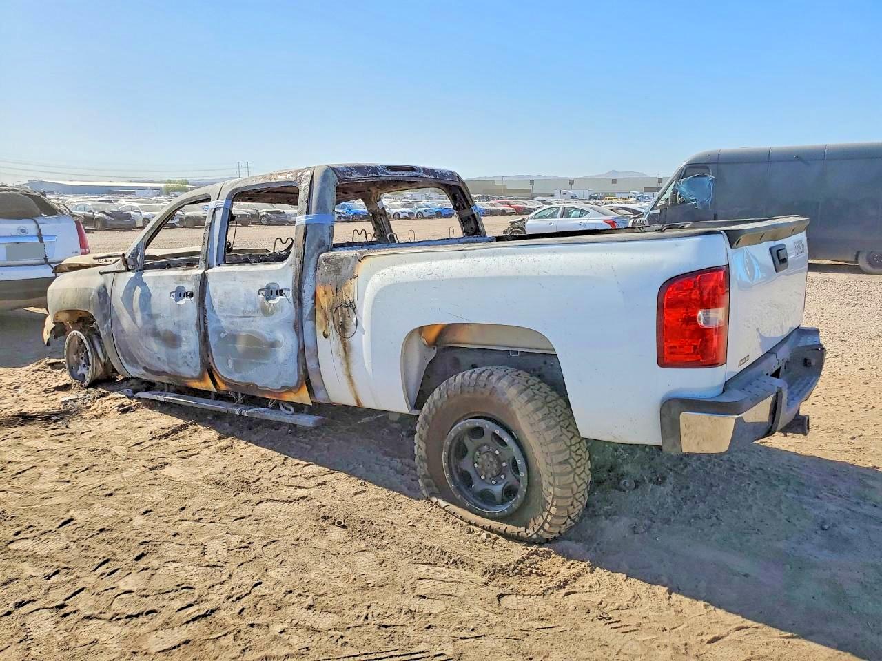 2008 Chevrolet Silverado K2500 Heavy Duty White vin: 1GCHK23688F105032