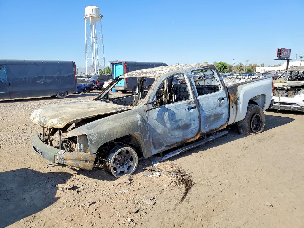 2008 Chevrolet Silverado K2500 Heavy Duty White vin: 1GCHK23688F105032