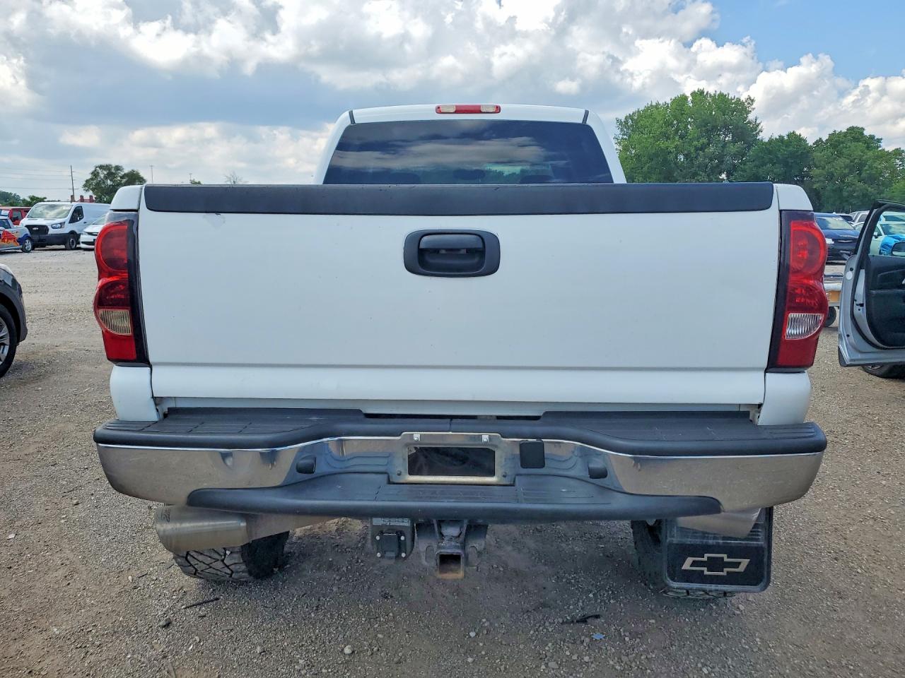 2007 Chevrolet Silverado K2500 Heavy Duty White vin: 1GCHK23D57F161698