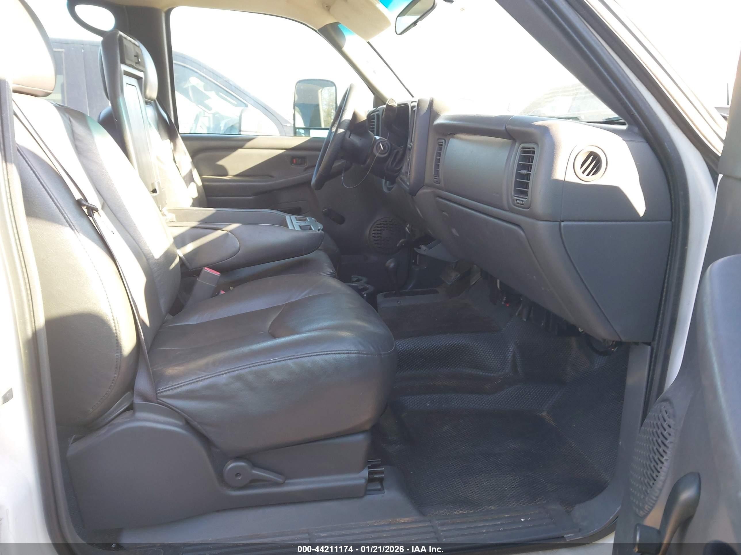 2006 Chevrolet Silverado 2500hd Work Truck White vin: 1GCHK23D66F170442