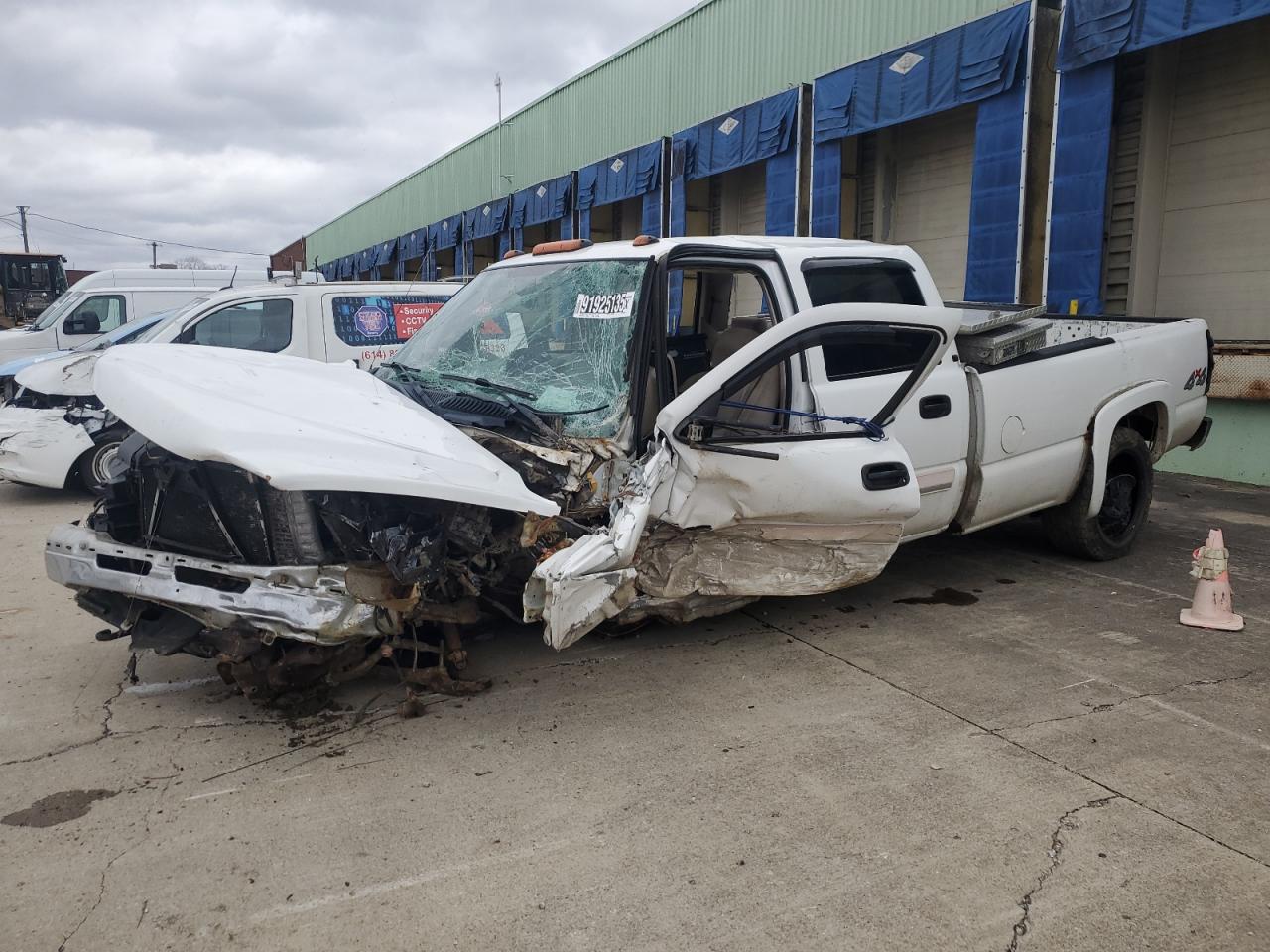 2006 Chevrolet Silverado K2500 Heavy Duty White vin: 1GCHK23D66F224404 Damage: Windshield, Broken, Replacement Required
