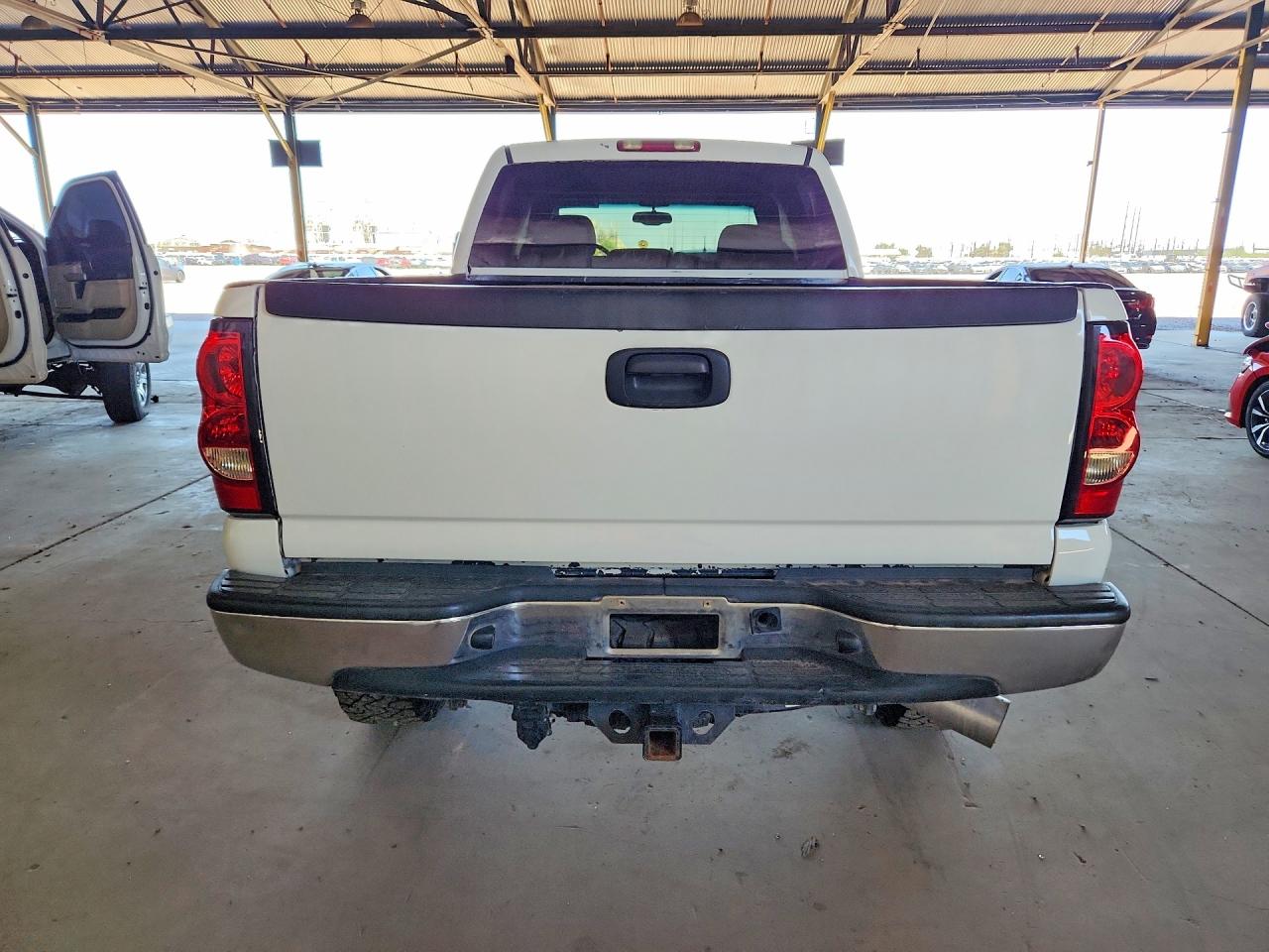 2007 Chevrolet Silverado K2500 Heavy Duty White vin: 1GCHK23D67F168370