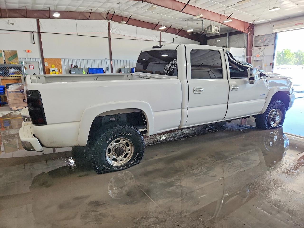 2006 Chevrolet Silverado K2500 Heavy Duty White vin: 1GCHK23D76F144075