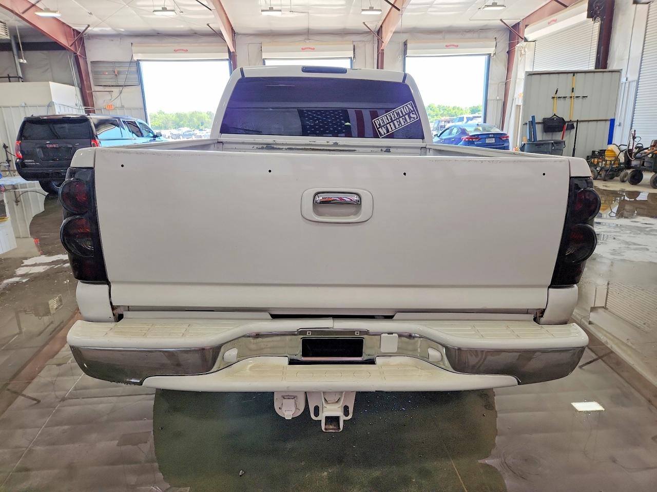 2006 Chevrolet Silverado K2500 Heavy Duty White vin: 1GCHK23D76F144075