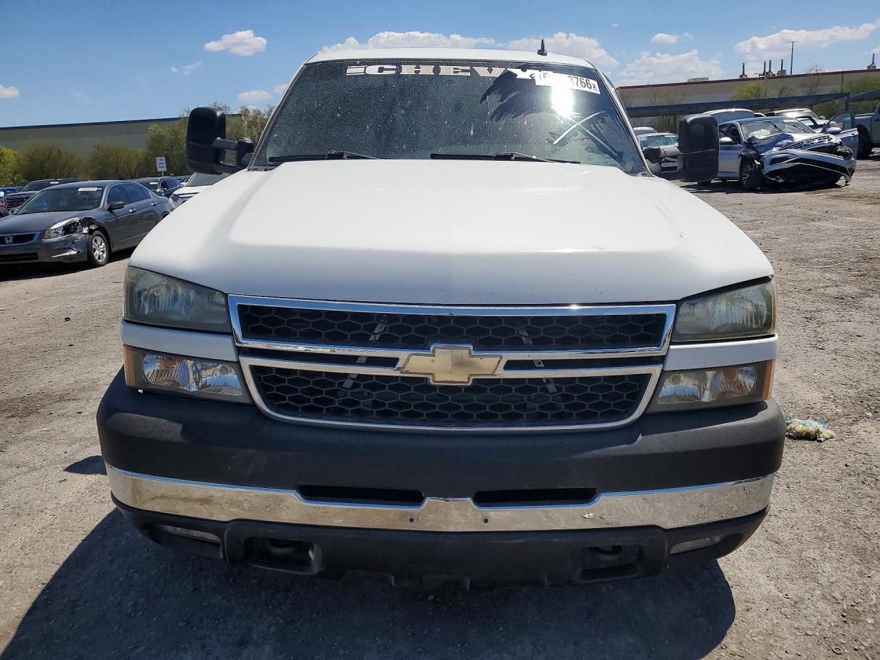 2007 Chevrolet Silverado K2500 Heavy Duty White vin: 1GCHK23D87F129649