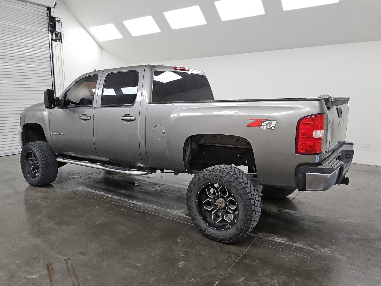 2008 Chevrolet Silverado K2500 Heavy Duty Gray vin: 1GCHK23K98F104209 Damage: Left Front Tire, Worn, Replacement Required