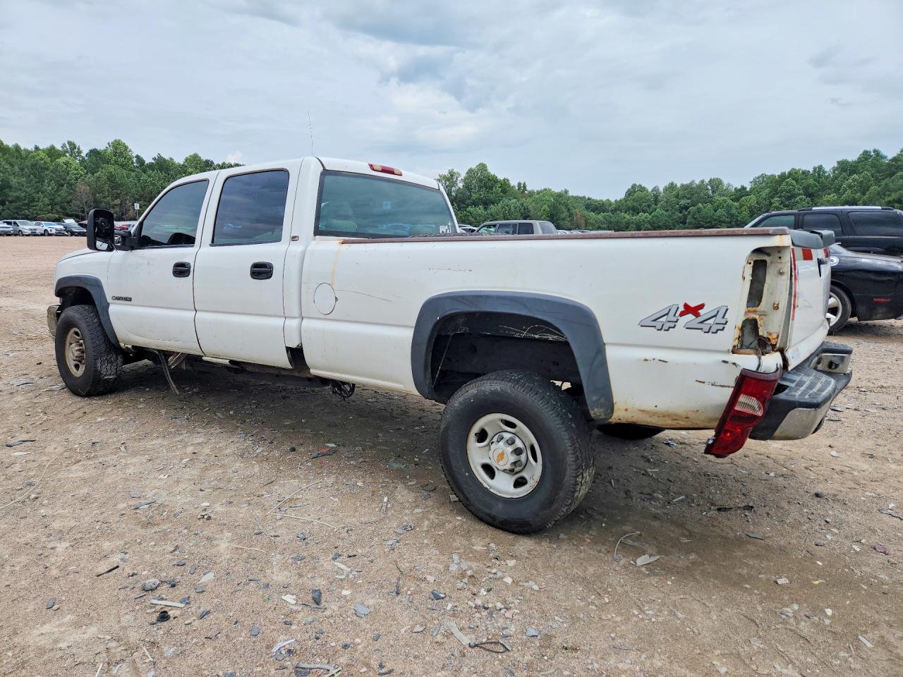 2003 Chevrolet Silverado K2500 Heavy Duty White vin: 1GCHK23U53F144569