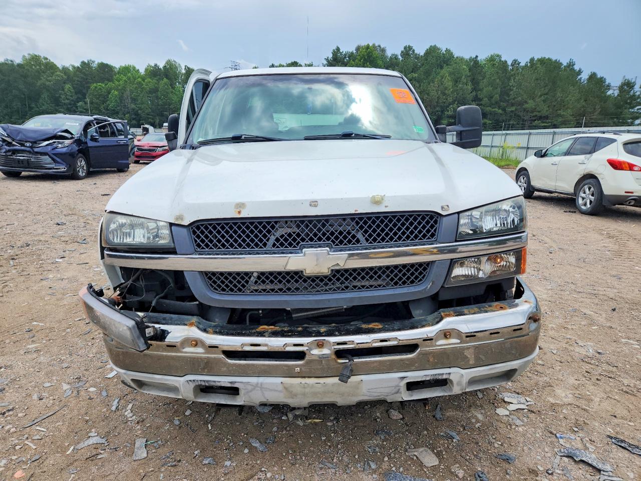 2003 Chevrolet Silverado K2500 Heavy Duty White vin: 1GCHK23U53F144569