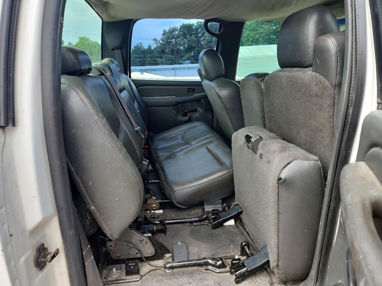 2003 Chevrolet Silverado K2500 Heavy Duty White vin: 1GCHK23U53F144569