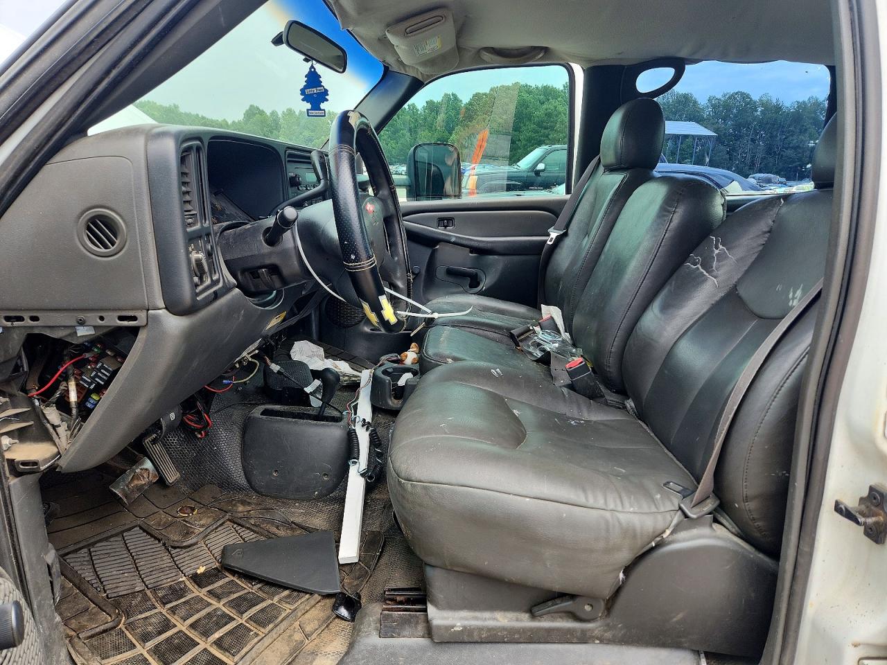 2003 Chevrolet Silverado K2500 Heavy Duty White vin: 1GCHK23U53F144569