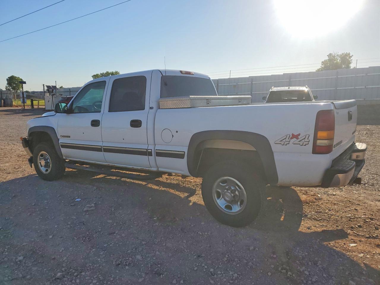 2001 Chevrolet Silverado K2500 Heavy Duty White vin: 1GCHK23UX1F197345